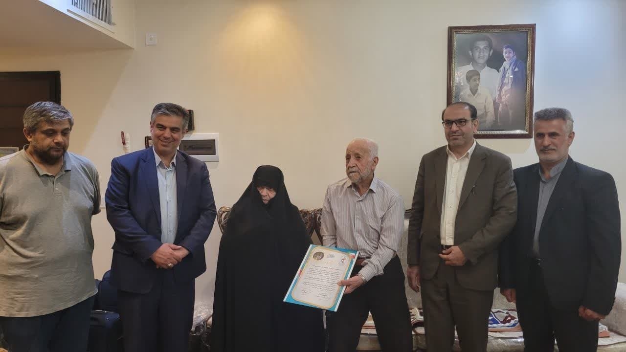 تجلیل استاندار مرکزی از والدین شهیدان حسینجانی