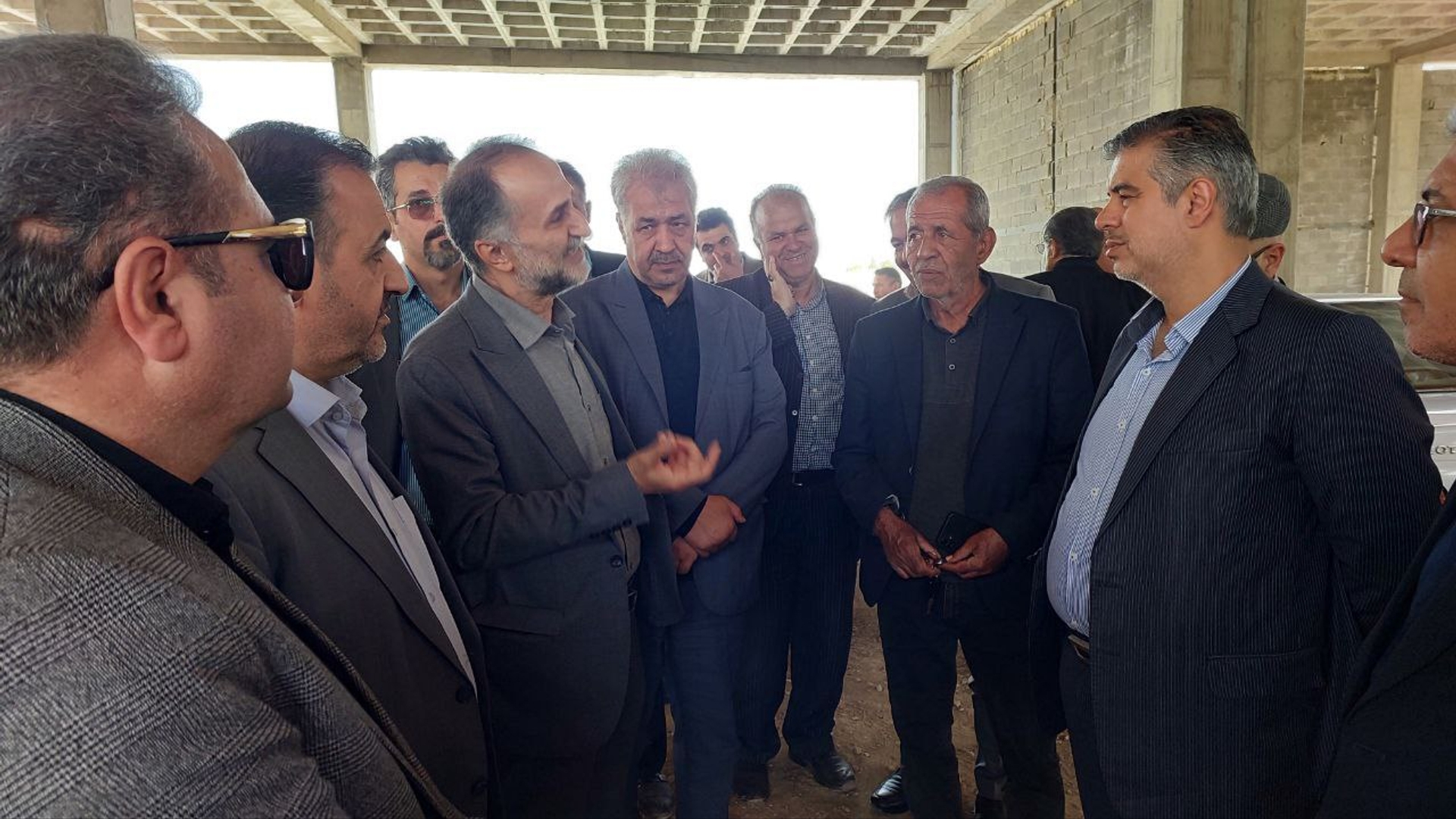 استاندار مرکزی از ازپروژه‌ی باغ گل کیهان و نمایشگاه دائمی گل و گیاه محلات بازدید کرد.