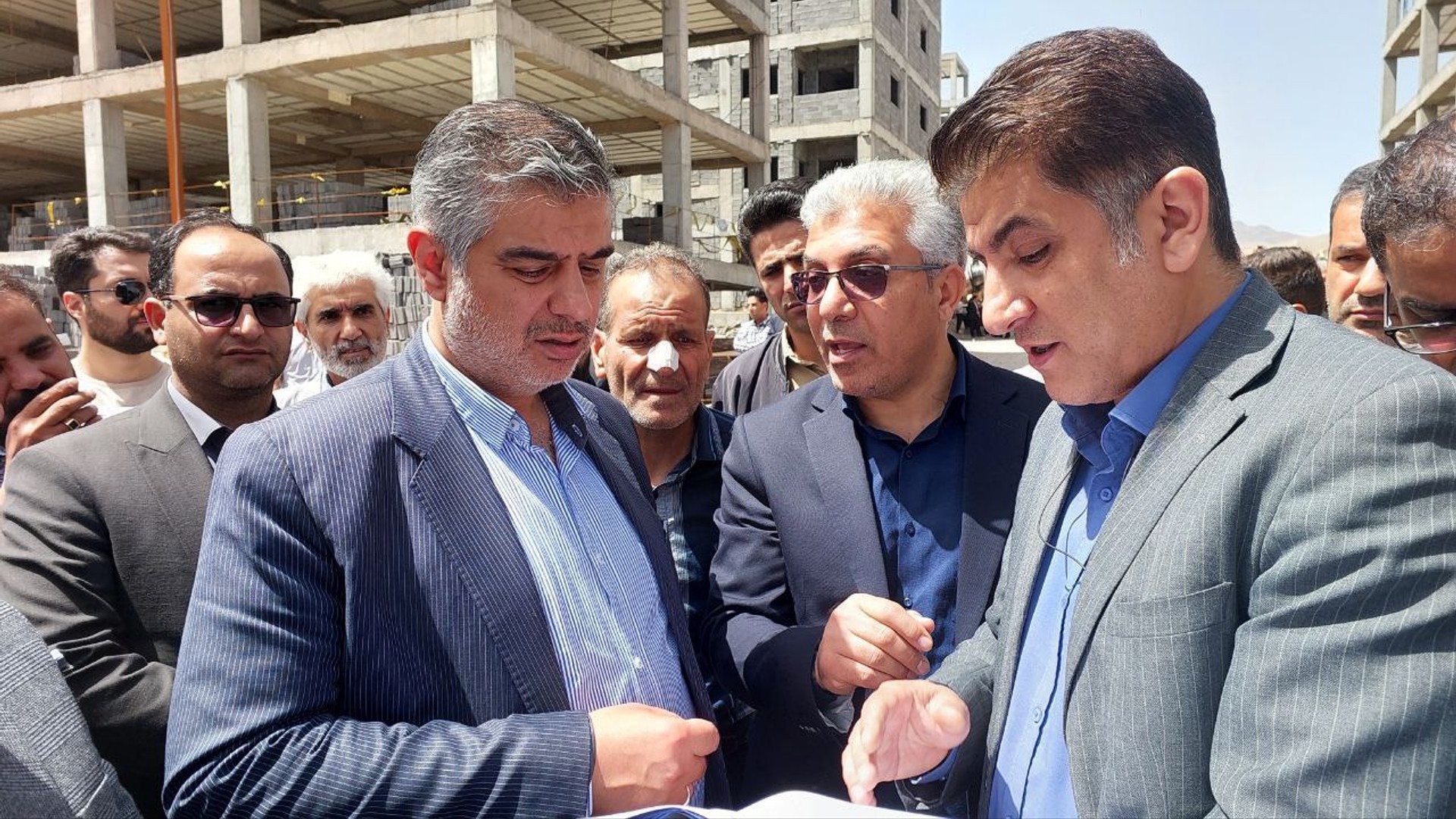 بازدید میدانی استاندار مرکزی از پروژه‌ی مسکن ملی محلات