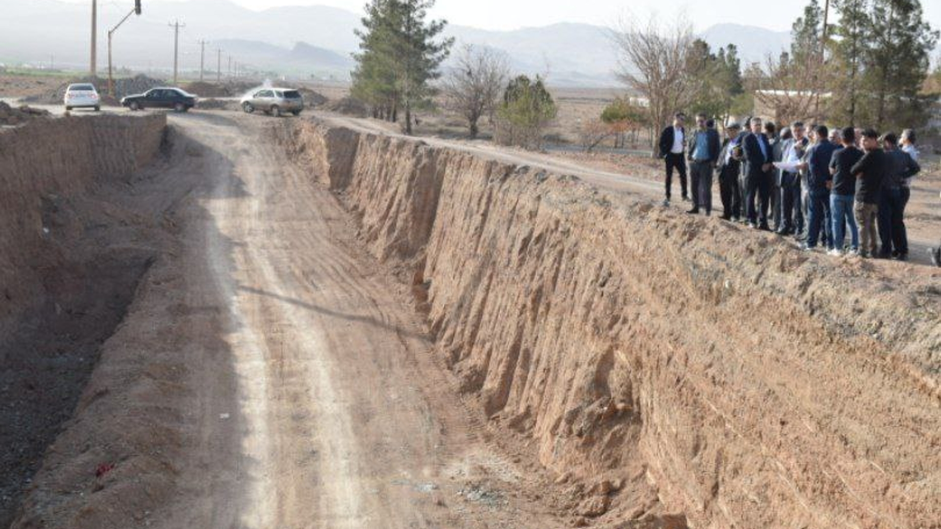 بازدید میدانی استاندار مرکزی از روند اجرای پروژه‌ی زیرگذر محمدآباد