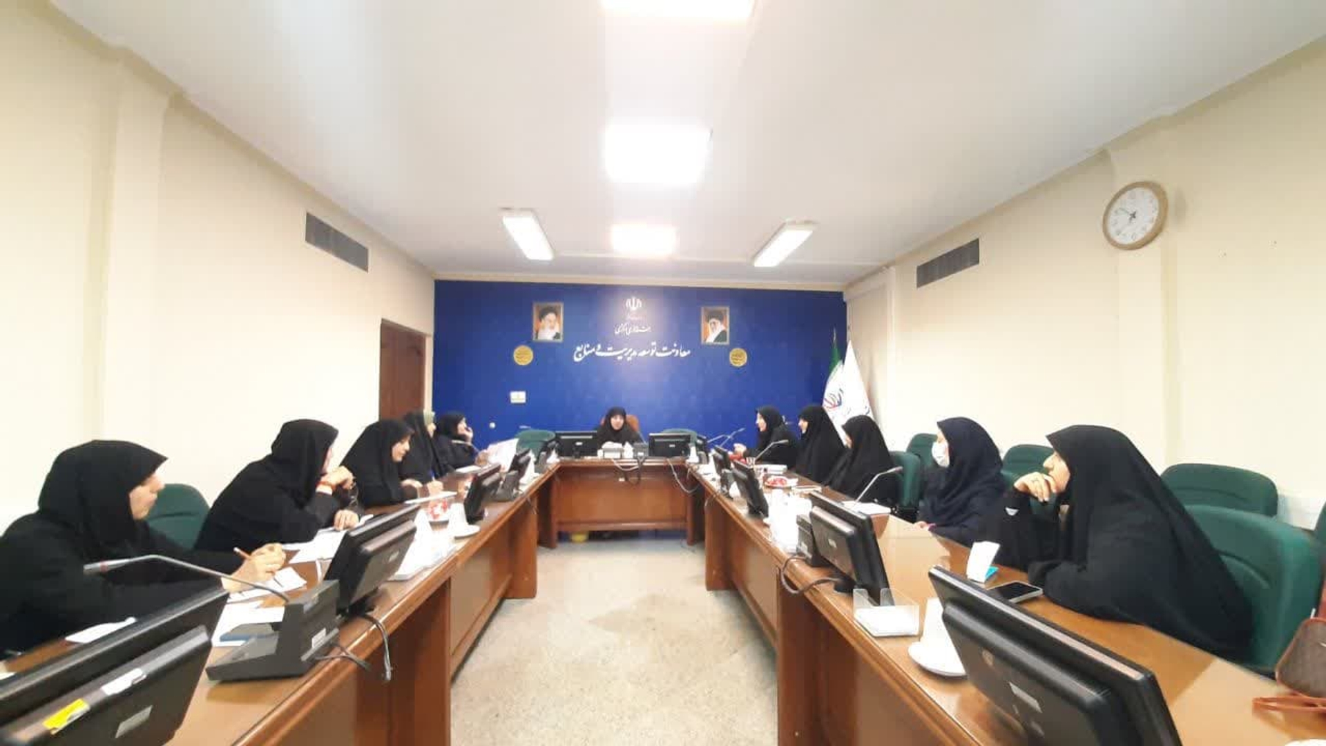 جلسه برگزاری رویداداستانی روز دختر ۱۴۰۴باعنوان
 «دخترم, افتخار ایران»  به ریاست مفتح زاده مدیرکل امورزنان وخانواده وباحضور دستگاههای متولی ازجمله شهرداری، ادارات کل تبلیغات اسلامی، ارشاد اسلامی، ورزش وجوانان،میراث فرهنگی، آموزش وپرورش... ودانشگاهها ی اراک، فرهنگیان، آزاد اسلامی، فنی وحرفه ای، علم وصنعت،پیام نور ومدیریت حوزه های علمیه خواهران  تشکیل شد.