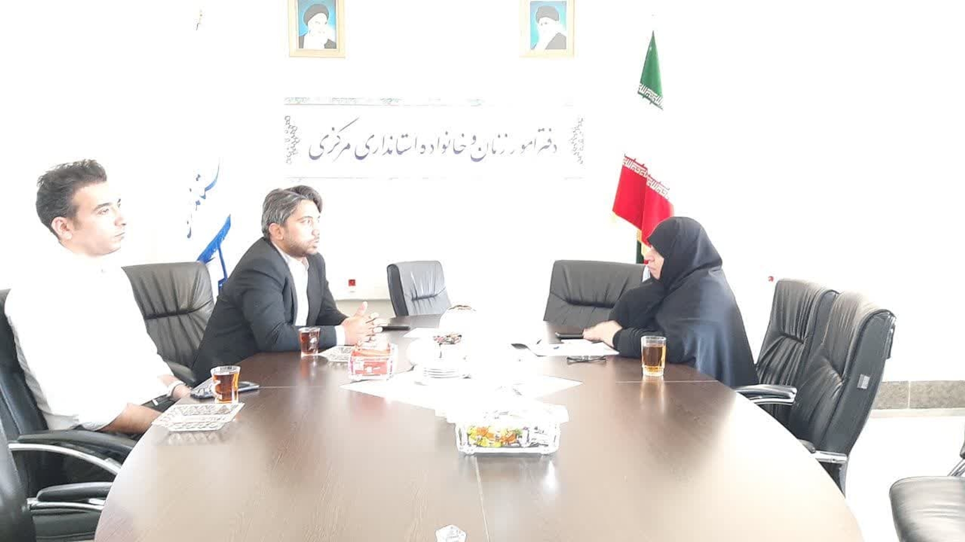 درنشست هماهنگی برگزاری رویداداستانی «دخترم, افتخار ایران» به مناسبت  ولادت حضرت معصومه( سلام الله علیها )و روز دختر به ریاست مفتح زاده مدیرکل امور زنان وخانواده استانداری باحضورآقای میرداوودی معاون فرهنگی سازمان فرهنگی ورزشی شهرداری وآقای شیخی مدیر اجرایی این رویداد 
 پیرامون نحوه هماهنگی با دستگاههای مرتبط، محتوای رویداد ومکان وزمان آن تبادل نظر شد.