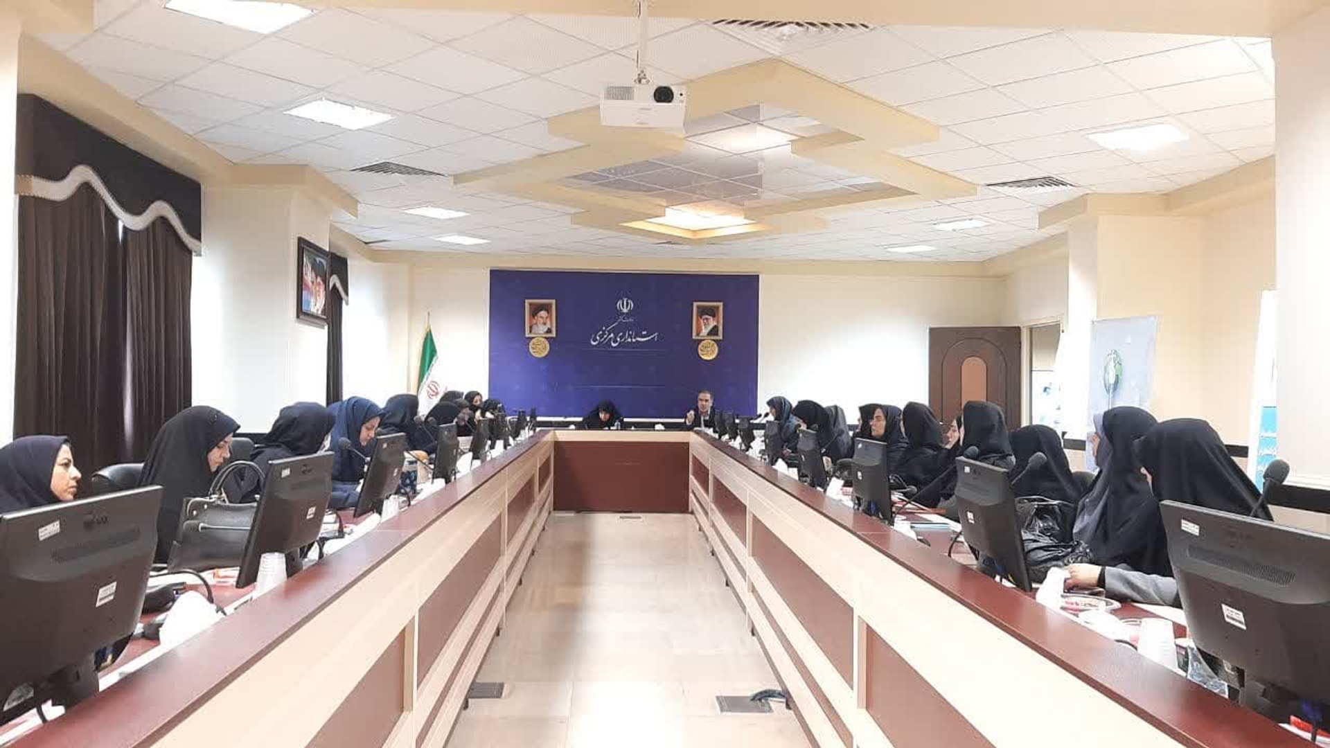 اولین نشست فصلی مشاورین اموربانوان دستگاههای اجرایی استان به ریاست مفتح زاده مدیرکل امور زنان وخانواده استانداری وباحضور رستمی مدیرکل آموزش فنی و حرفه ای استان برگزار شد .