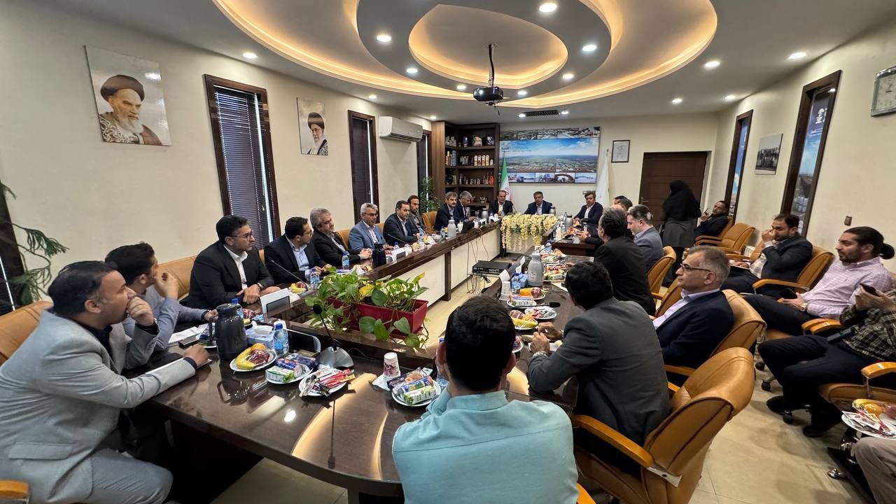 حضور استاندار مرکزی در دفتر معاونت امور شهری شرکت شهرصنعتی کاوه در ادامه برنامه‌های روز #همت_اقتصادی