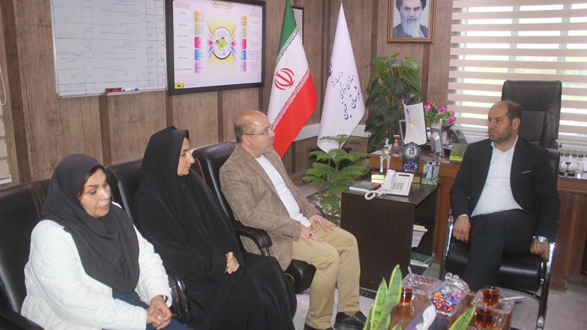 نشست مدیر کل کتا بخانه های عمومی استان با فرماندار شهرستان خمین برگزار شد