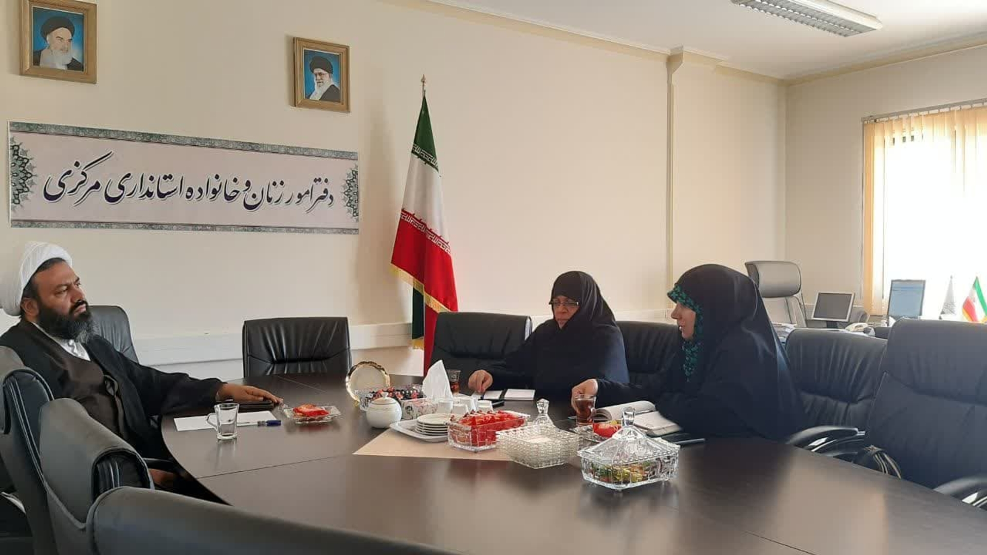 نشست مفتح زاده مدیر کل امور زنان وخانواده استانداری با حجت الاسلام تاج آبادی مسئول ستاد مردمی جمعیت استان و خانم مهاجرانی مسئول کارگروه زیست عفیفانه هیئت اندیشه ورز دفتر اموربانوان پیرامون بررسی راههای ارتقای فعالیتهای کمیته های کارگروه برای تأثیرگذاری هرچه بیشتر بر مخاطبین نوجوان وجوان دانش آموز ودانشجو با همکاری دستگاههای مربوطه در محل دفتر برگزار شد .

چهارشنبه ۳ اردیبهشت ۱۴۰۴