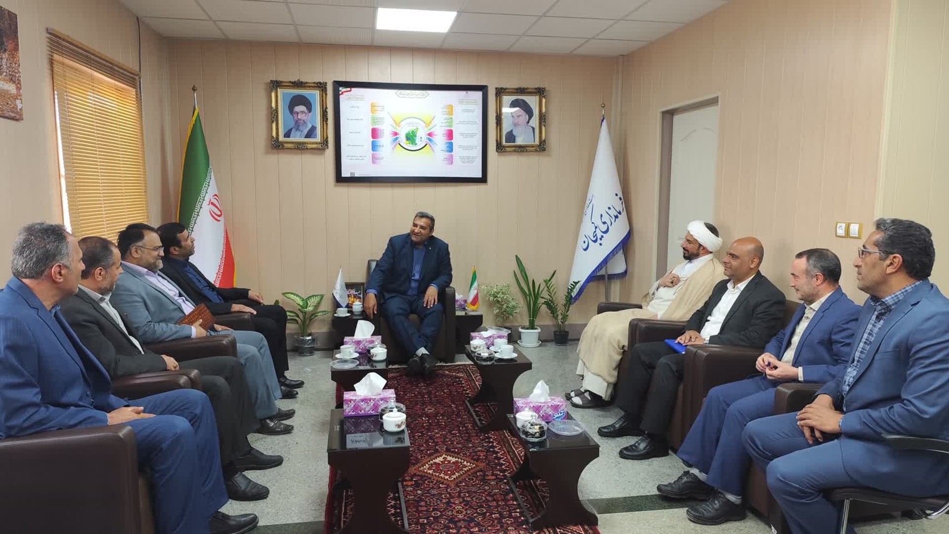 دیدار حجت الاسلام شطی امام جمعه میلاجرد به اتفاق مدیرکل تامین اجتماعی استان و سایر مدیران شهرستانی با دکتر مددی فرماندار شهرستان