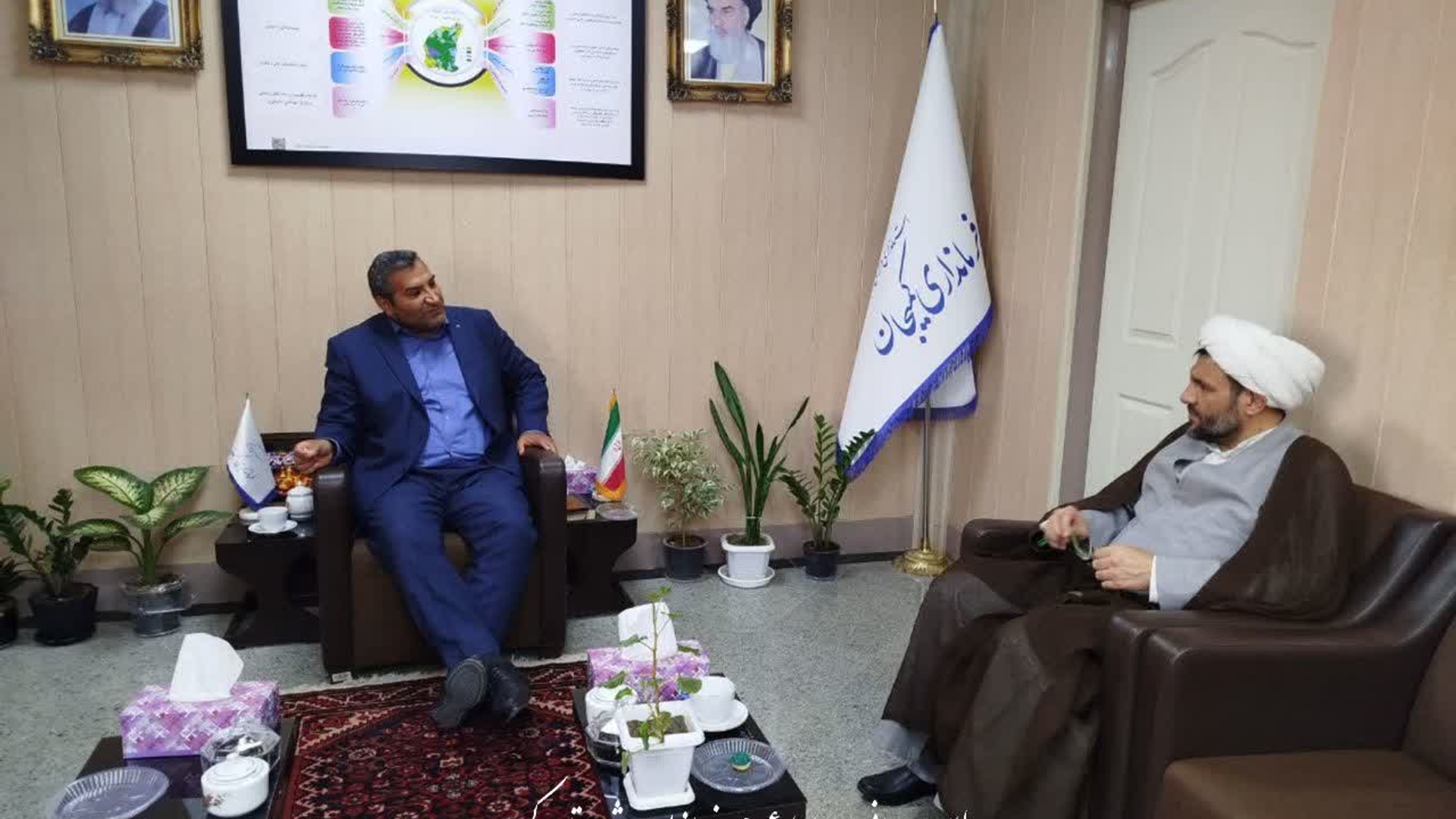 🔻دیدار و گفتگوی حجت الاسلام والمسلمین سعیدی امام جمعه شهرستان با دکتر مددی فرماندار شهرستان کمیجان
