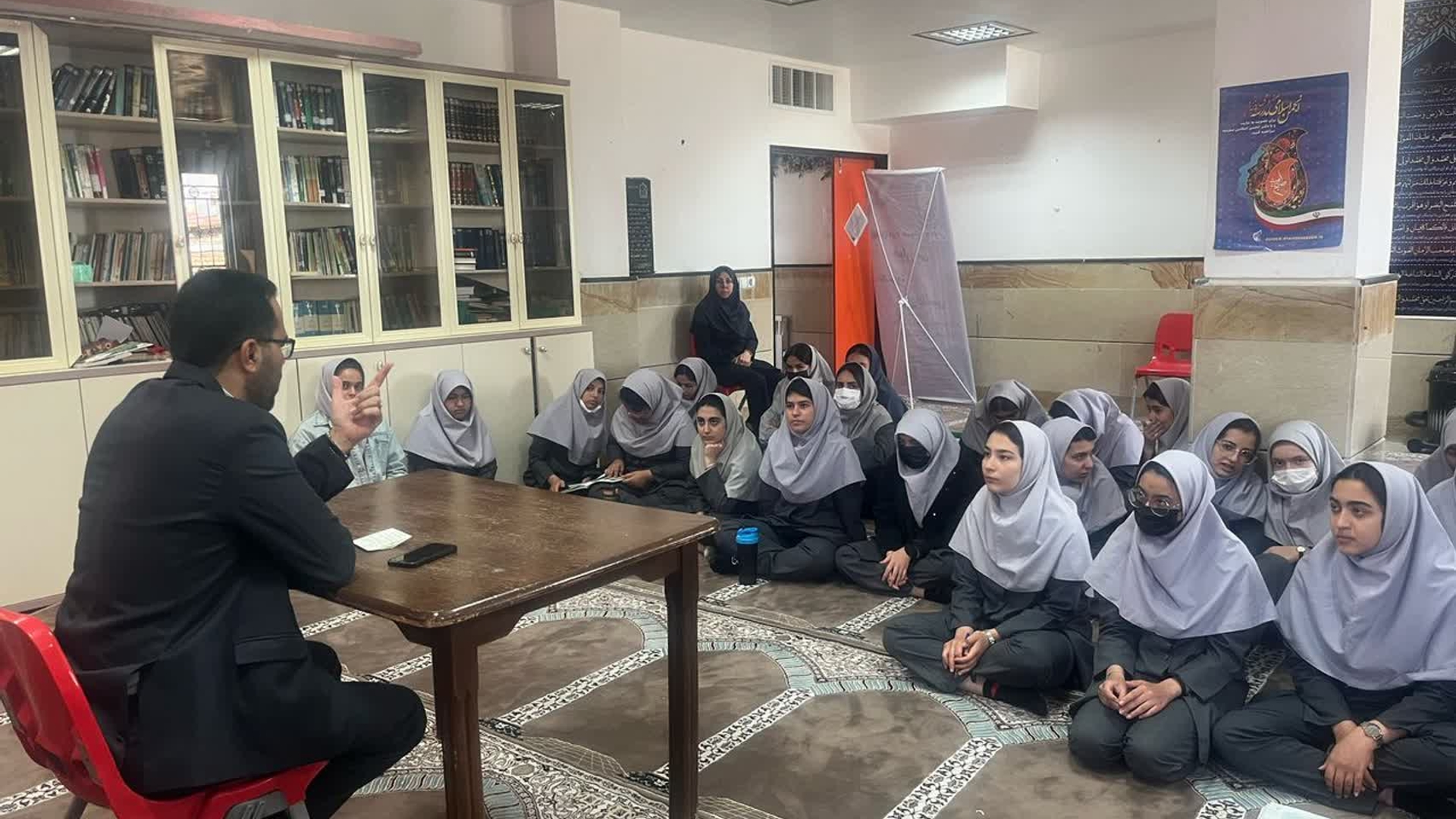 حضور پزشگ نیا مدیرکل پدافند غیرعامل در دبیرستان دخترانه شاهد قمر بنی‌هاشم(ع)