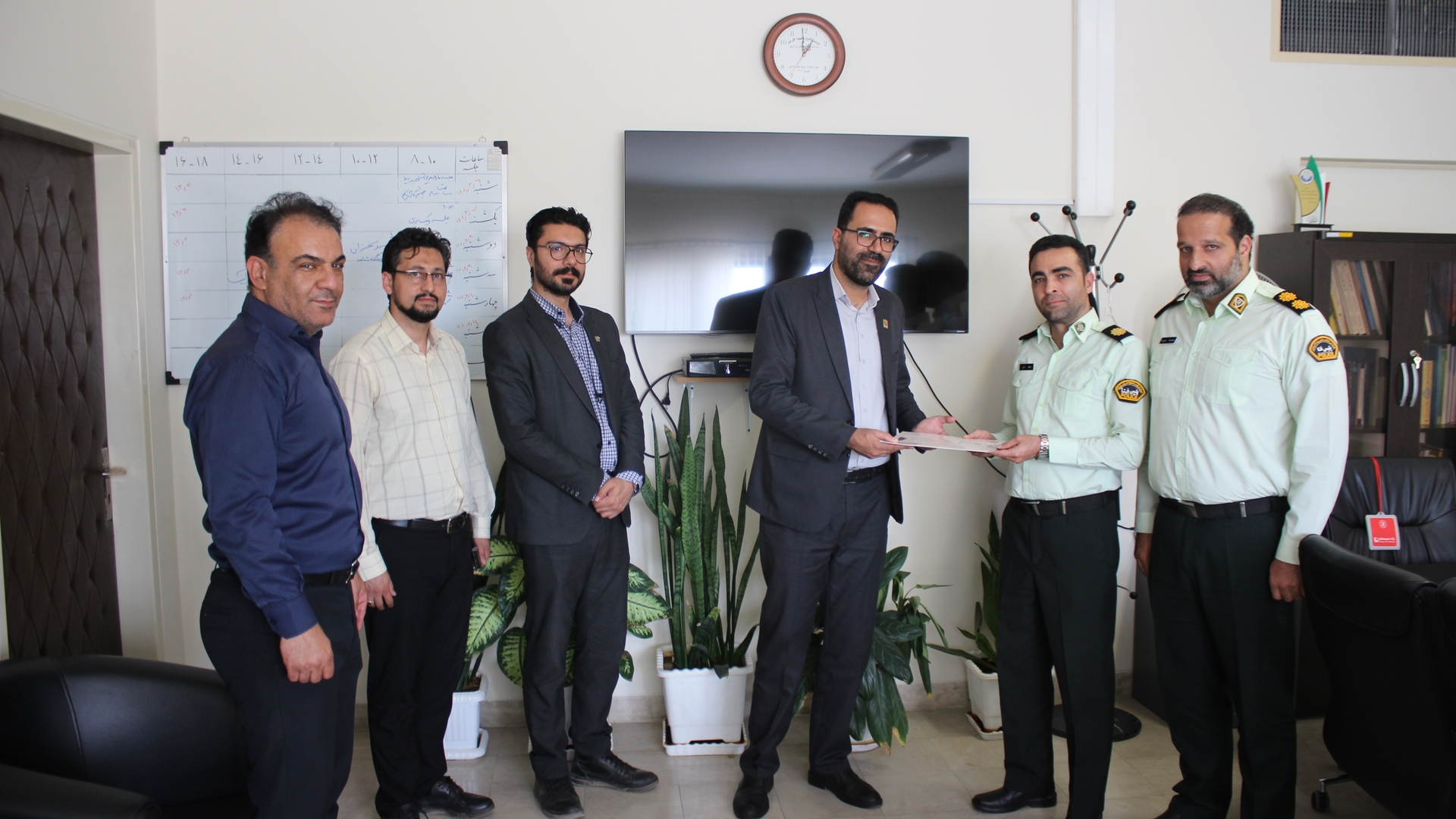 برگزاری نشست پزشگ نیا مدیرکل پدافند غیرعامل با اعضای تیم سایبری استان