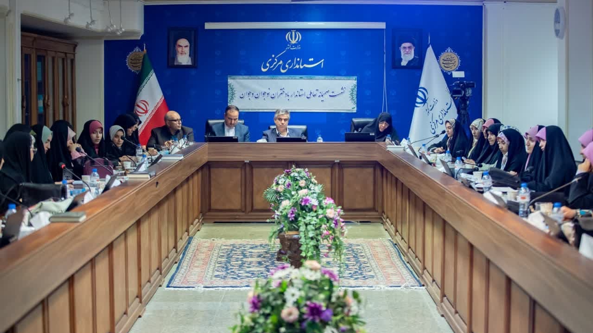 نشست صمیمی استاندار مرکزی با دختران نوجوان و جوان در روز دختر برگزار شد

⭕️ استاندار مرکزی: بسترهای مناسب برای فعالیت‌های اجتماعی دختران در استان فراهم شود

به مناسبت گرامیداشت ولادت حضرت معصومه (ص) و روز دختر، نشست تعاملی دکتر "مهدی زندیه‌وکیلی" استاندار مرکزی با جمعی از دختران نوجوان و جوان در فضایی صمیمی برگزار شد و حاضرین به بیان صریح دغدغه‌ها و نقطه‌نظرات خود و گفتگو با مقام عالی دولت پرداختند.