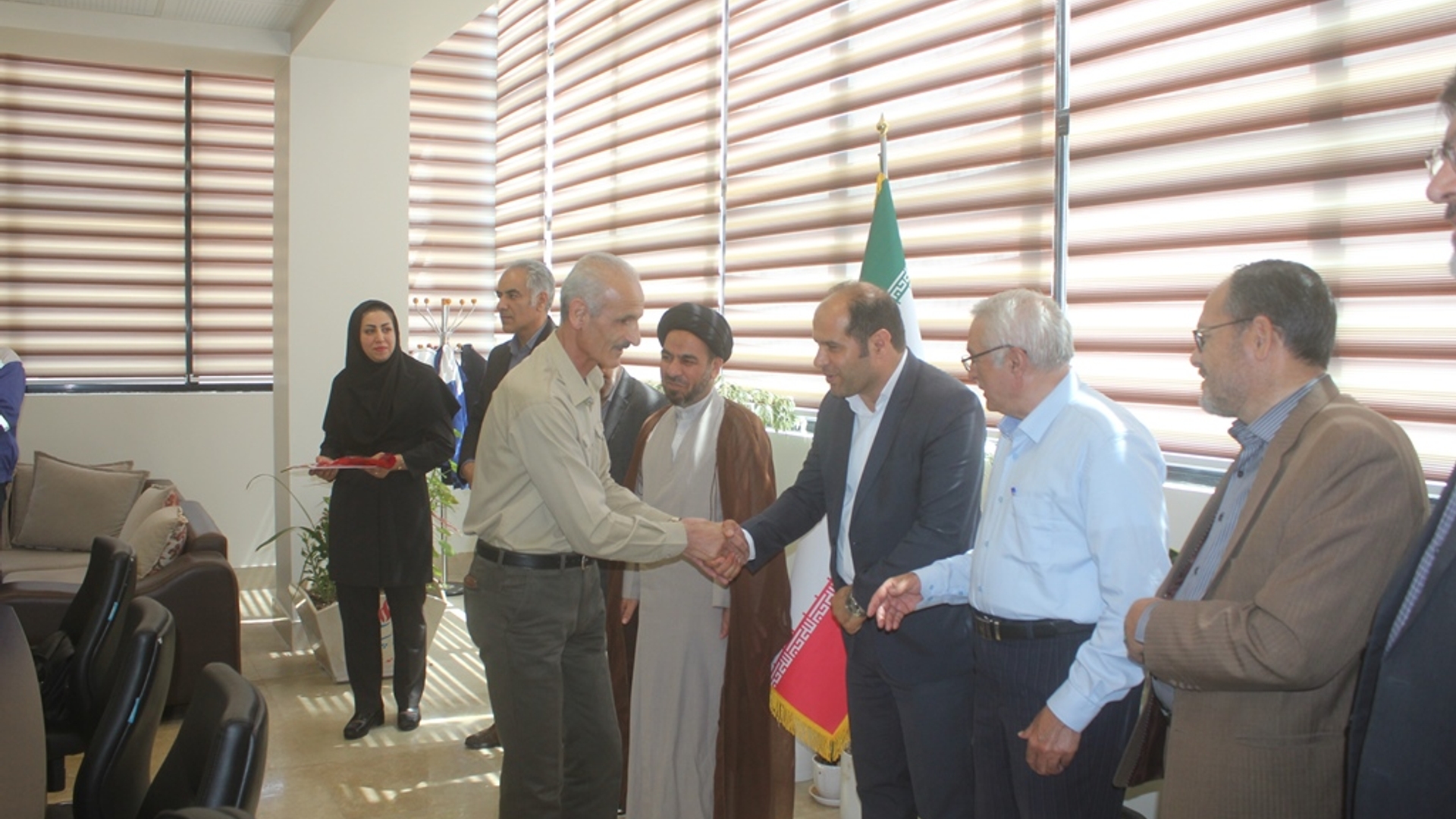 فرماندار و امام جمعه خمین از شرکت دی آریا پلیمر ( پتروشیمی ) خمین بازدید کردند