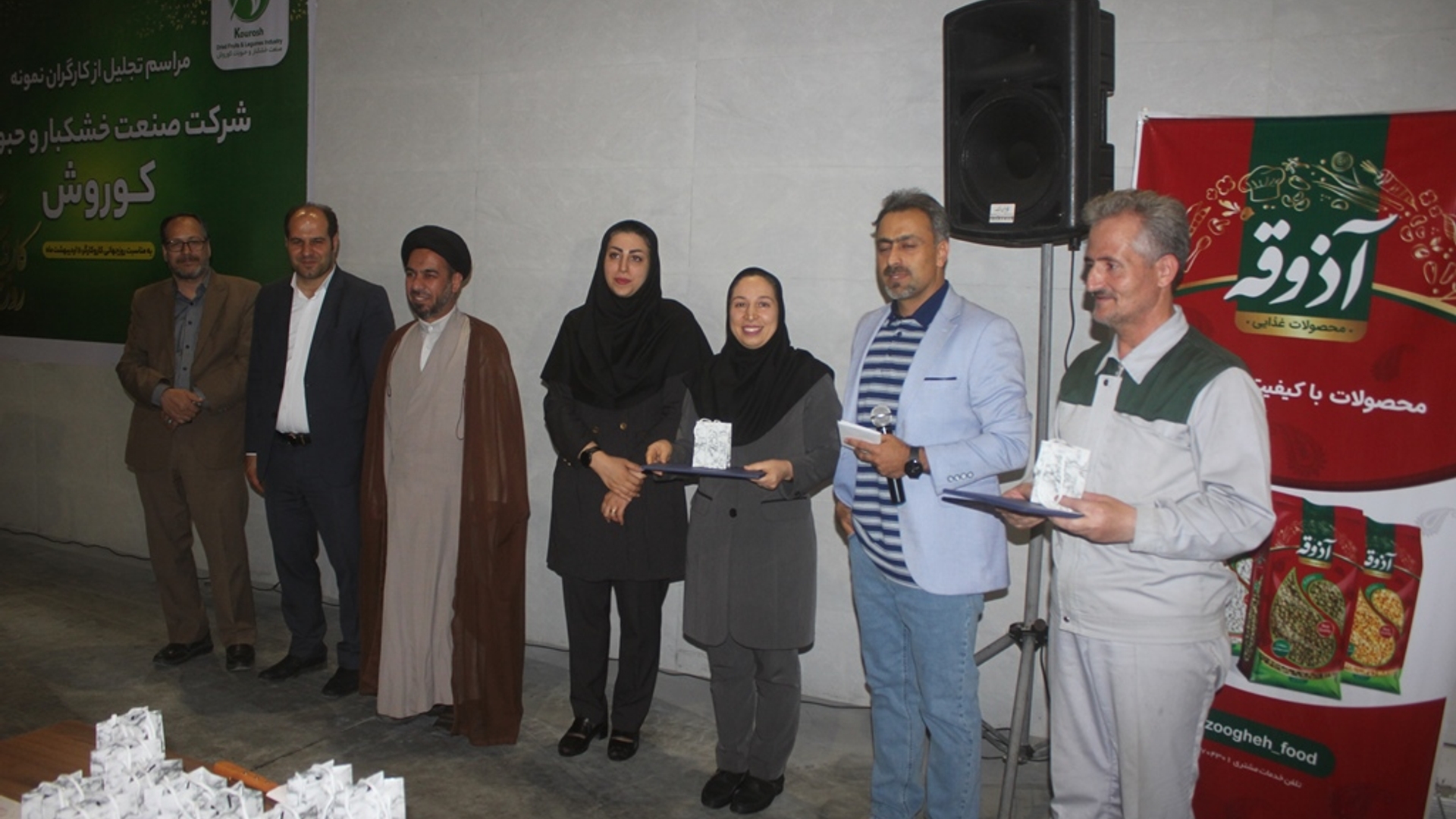 فرماندار و امام جمعه خمین از شرکت حبوبات و خشکبار کوروش خمین بازدید کردند