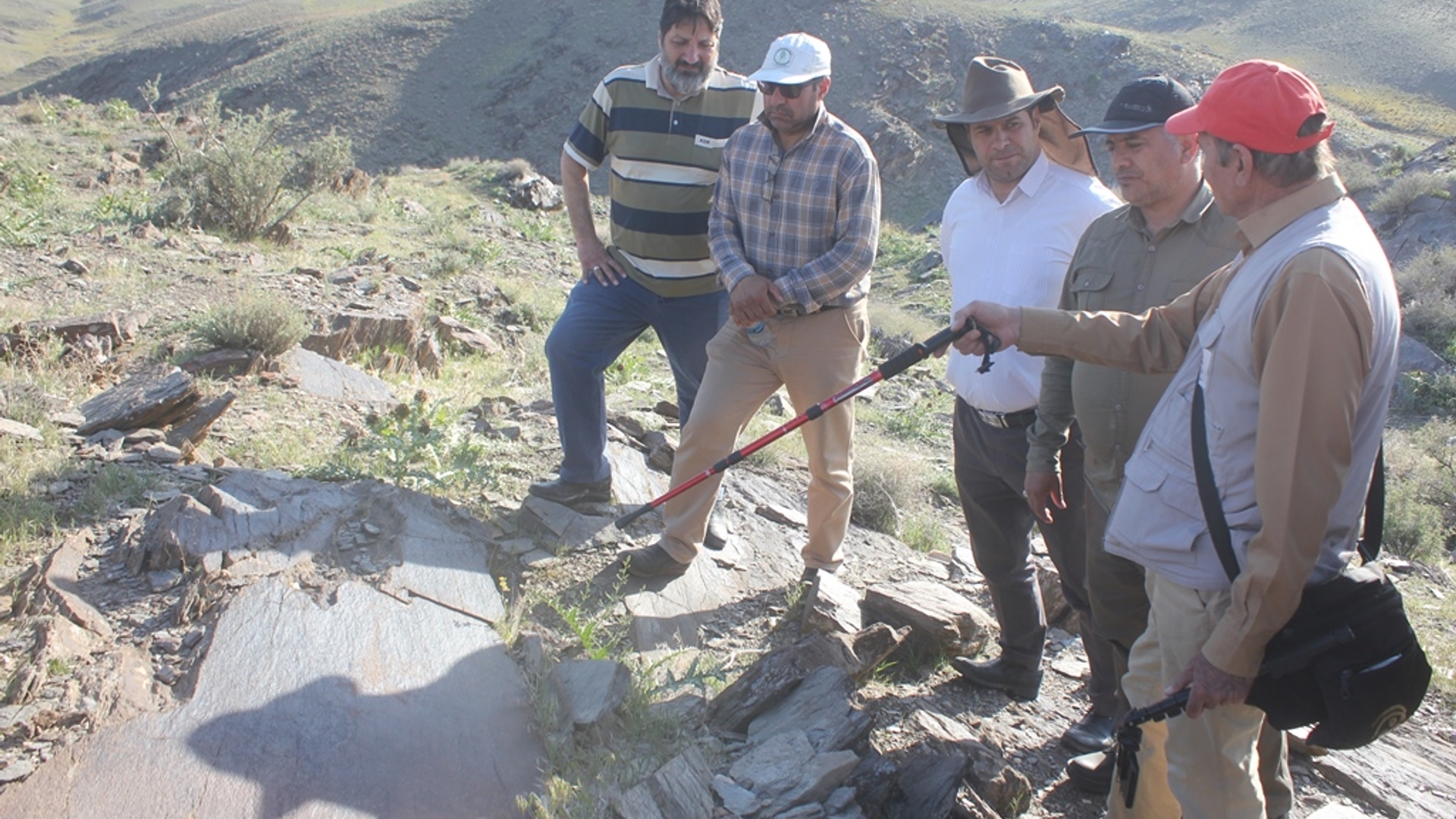 فرماندار و مدیرکل میراث ‌فرهنگی ، گردشگری و صنایع ‌دستی استان از محوطه سنگ نگاره های تیمره شهرستان خمین بازدید کردند