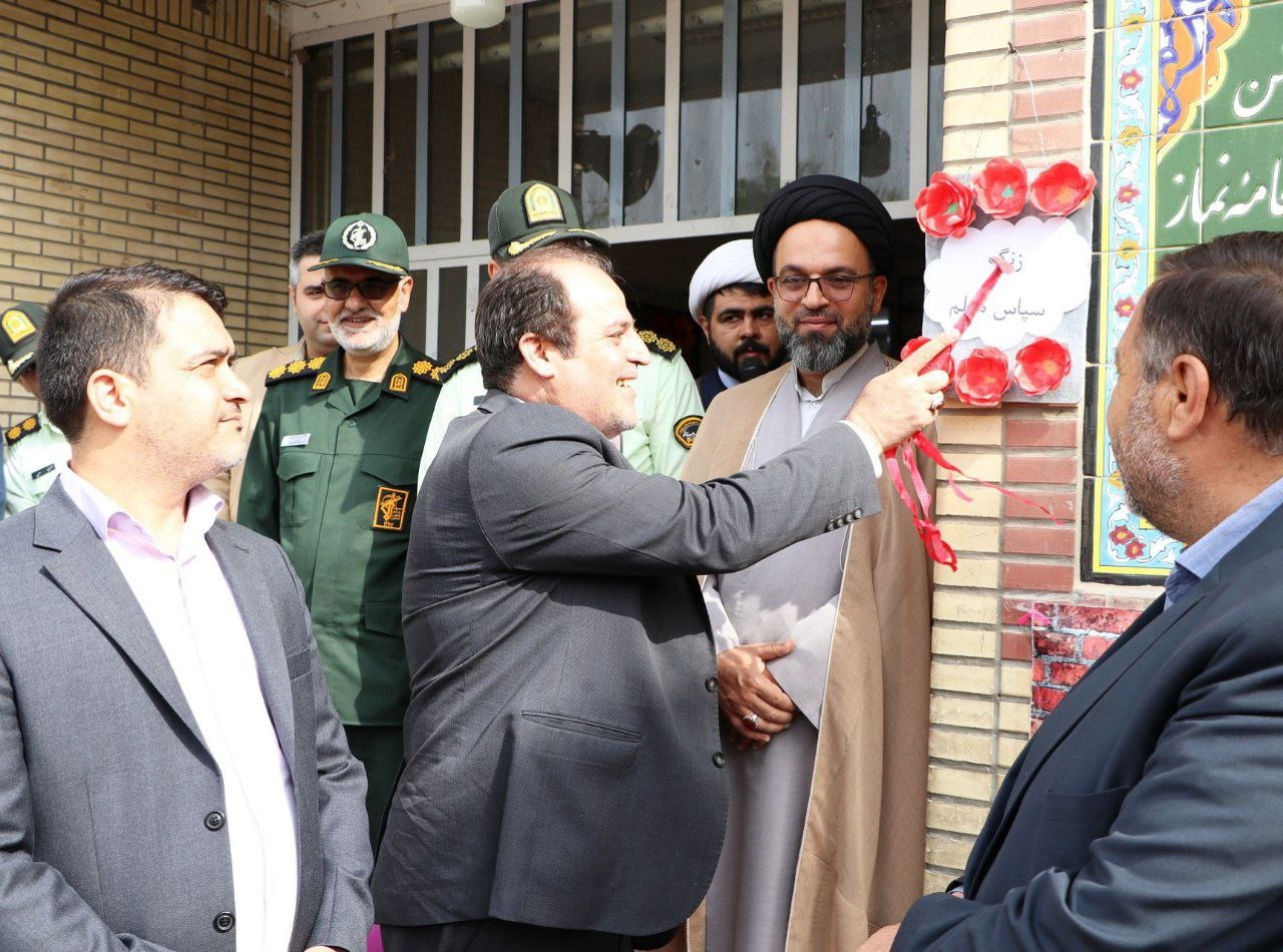 زنگ «سپاس معلم» با حضور فرماندار در ساوه نواخته شد