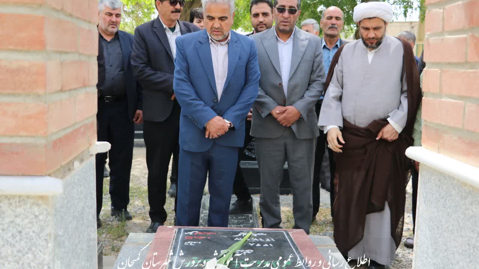 تصاویر غبار روبی و عطر افشانی مزار مطهر شهدای روستای سمقاور