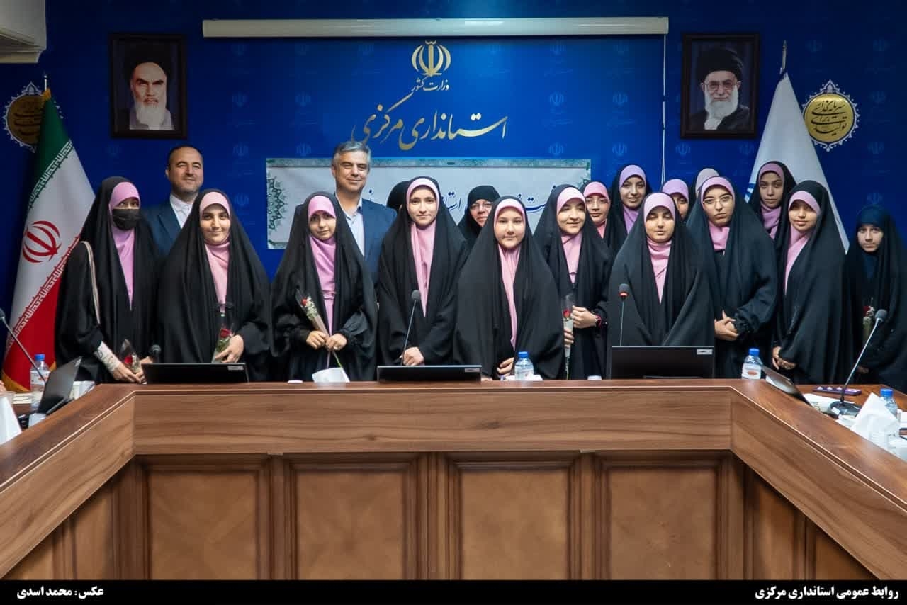 نشست صمیمی استاندار مرکزی با دختران نوجوان و جوان برگزار شد