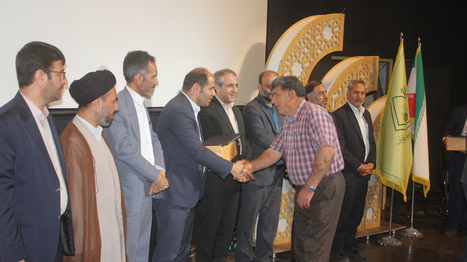 آئین تجلیل از شوراهای اسلامی روستاهای شهرستان خمین برگزار شد