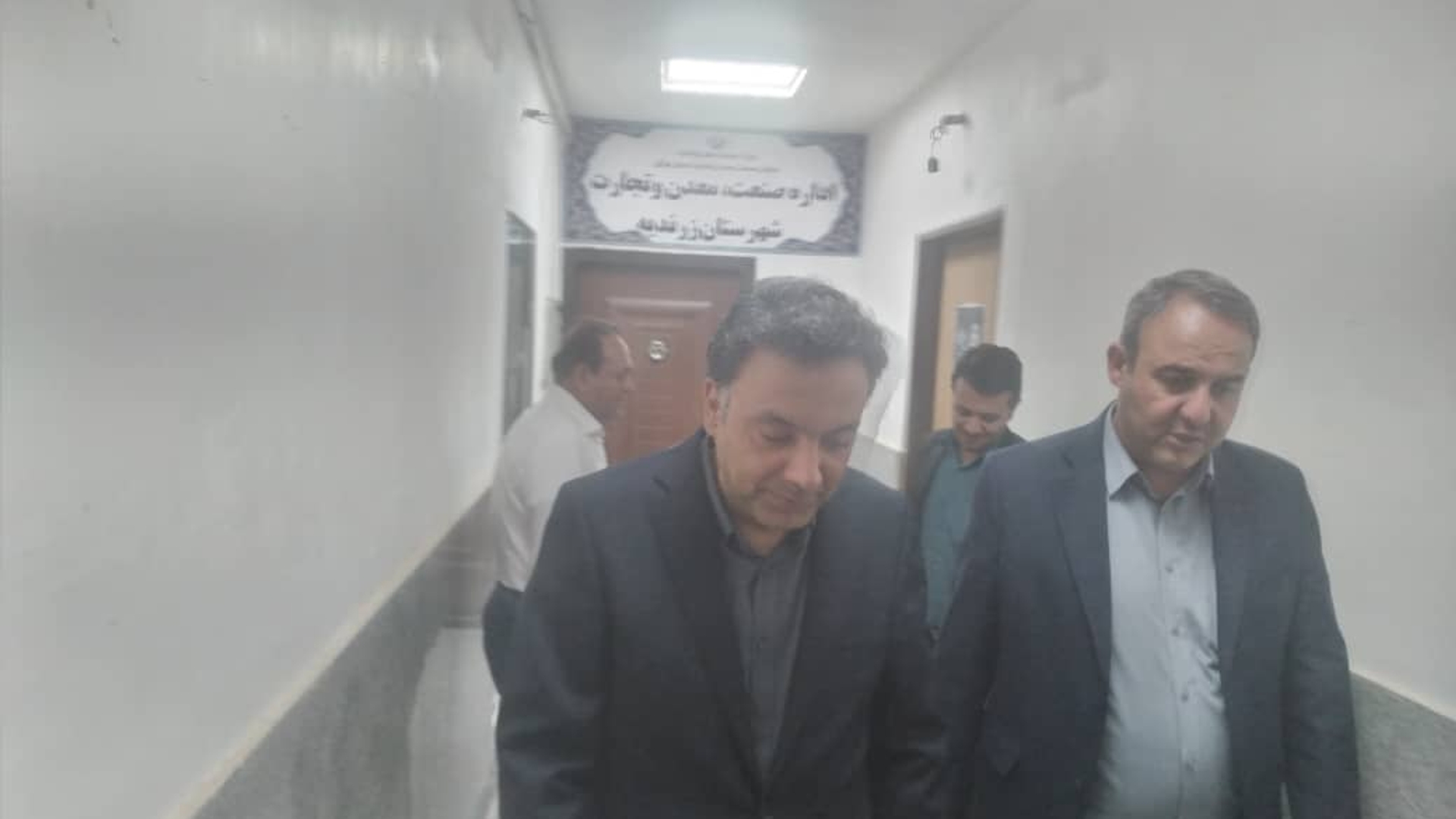 بازدید سرپرست دفتر برنامه ریزی،بودجه و تحول اداری به همراه آقایان دکتر فخاری و دکتر وکیلی از مدیران ارشد سازمان اداری وامور استخدامی با هدف ارزیابی آخرین وضعیت  میدانی و تسریع در راه اندازی مجتمع اداری شهرستان زرندیه صورت پذیرفت.