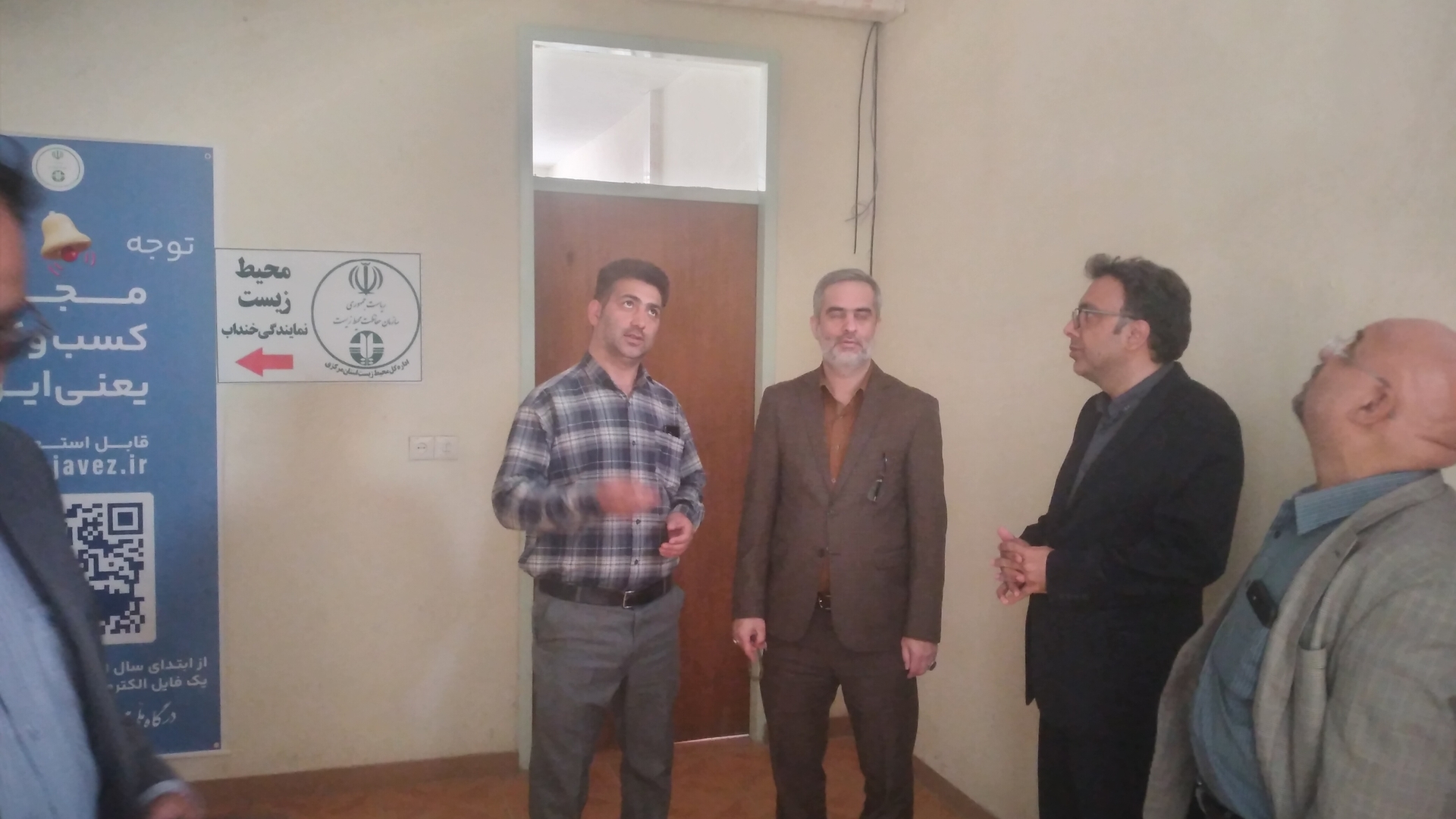 بازدید سرپرست دفتر برنامه ریزی،بودجه و تحول اداری به همراه آقایان دکتر فخاری و دکتر وکیلی از مدیران ارشد سازمان اداری وامور استخدامی با هدف ارزیابی آخرین وضعیت  میدانی و تسریع در راه اندازی مجتمع اداری شهرستان خنداب  صورت پذیرفت.