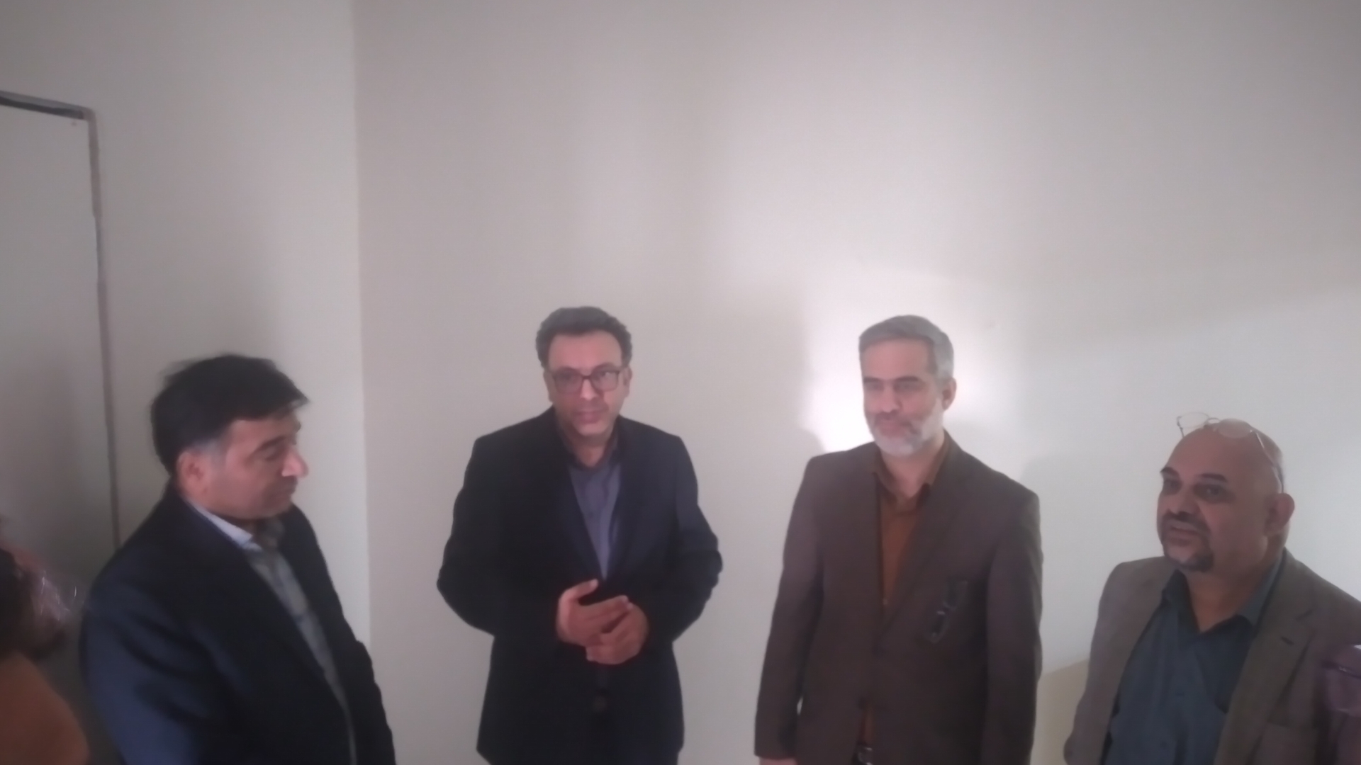 بازدید سرپرست دفتر برنامه ریزی،بودجه و تحول اداری به همراه آقایان دکتر فخاری و دکتر وکیلی از مدیران ارشد سازمان اداری وامور استخدامی با هدف ارزیابی آخرین وضعیت  میدانی و تسریع در راه اندازی مجتمع اداری شهرستان شازند صورت پذیرفت.