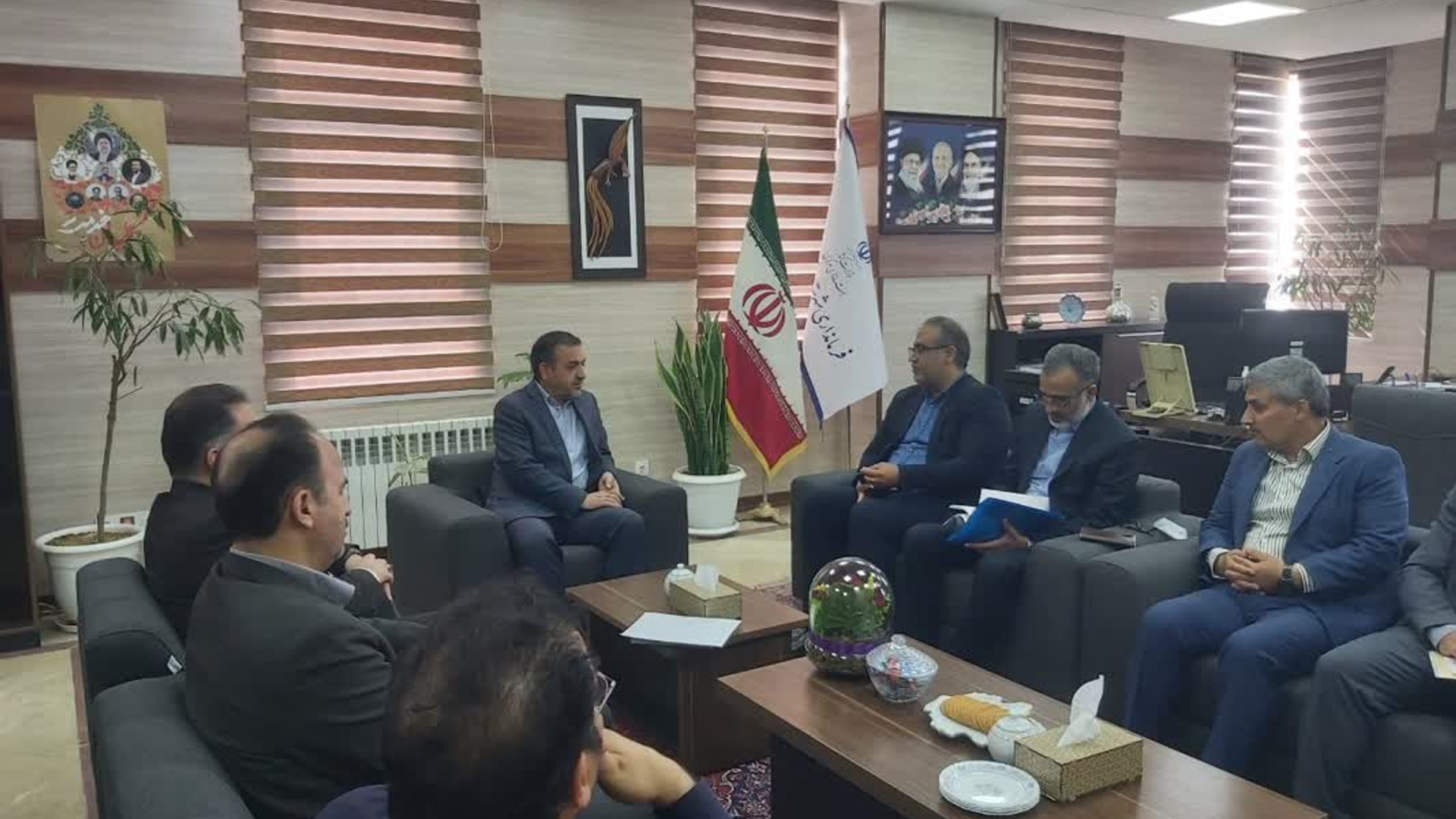 🔺️🔻 برگزاری جلسه بررسی وضعیت اقتصادی شهرستان آشتیان با محوریت تحقق شعار سال مبنی بر " سرمایه گذاری برای تولید "