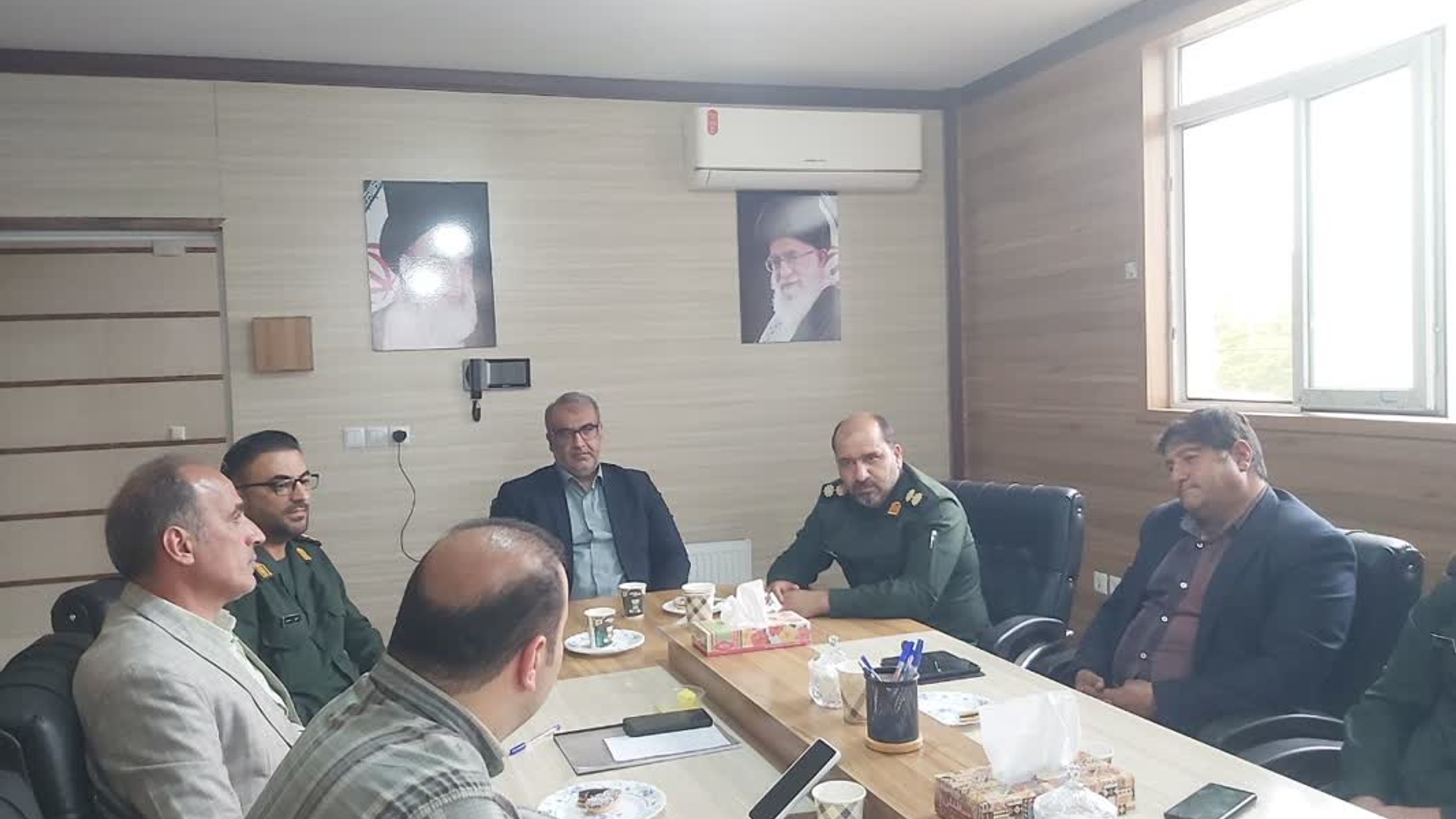⤵️ نشست سرپرست فرمانداری و فرمانده ناحیه مقاومت بسیج با اعضای شورای اسلامی شهر به مناسبت گرامیداشت روز شوراه