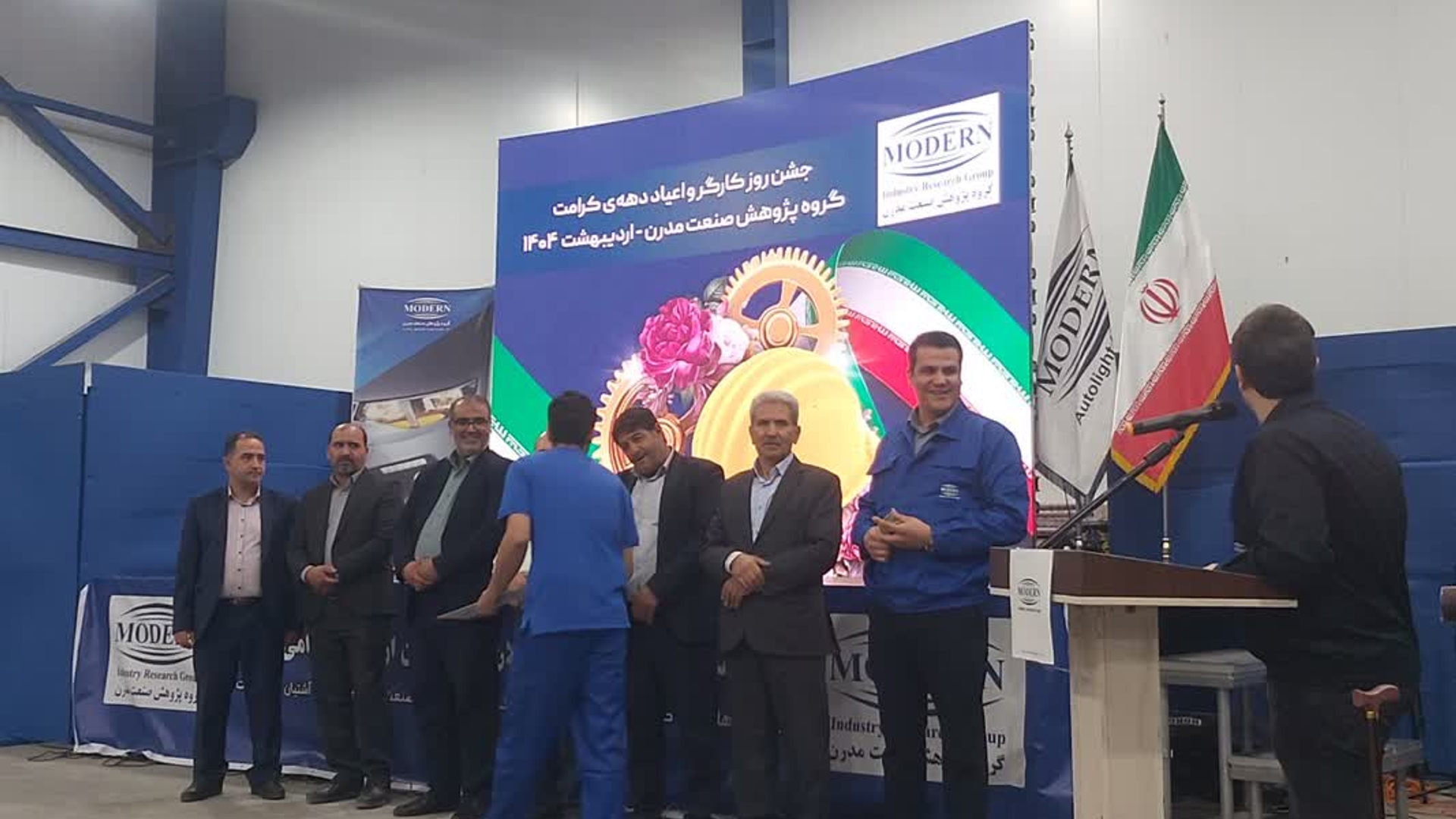 ✔ به مناسبت گرامیداشت روز کارگر، آئین تجلیل از کارگران شریف گروه پژوهش صنعت مدرن با حضور مهندس ملکاء آشتیانی سرپرست فرمانداری،امام جمعه،فرمانده ناحیه مقاومت بسیج،سرپرست شهرداری،جانشین انتظامی و تعدادی از مسئولین ادارات برگزار گردید.