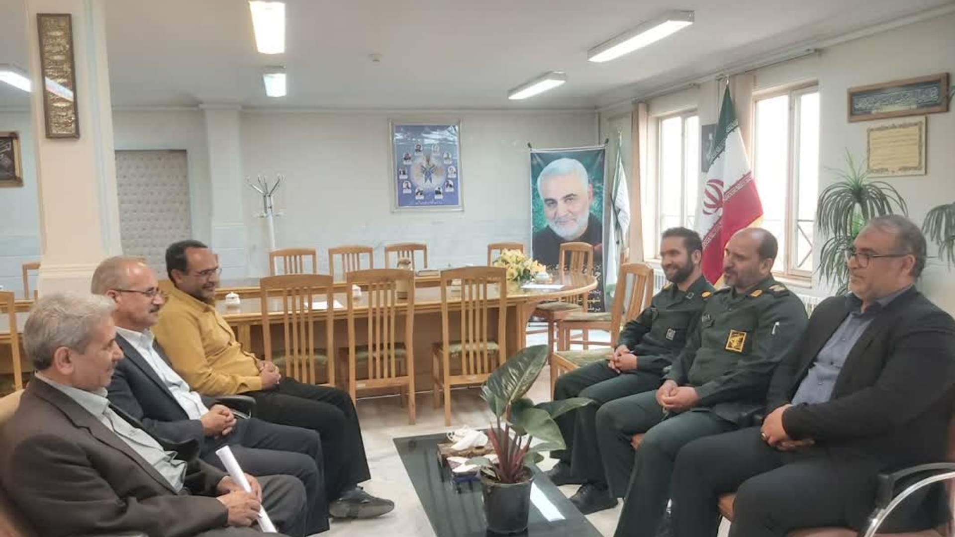 ⭕ دیدار سرپرست فرمانداری و فرمانده ناحیه مقاومت بسیج شهرستان با رئیس و اعضای هیئت علمی دانشگاه آزاد اسلامی واحد آشتیان به مناسبت گرامیداشت مقام معلم