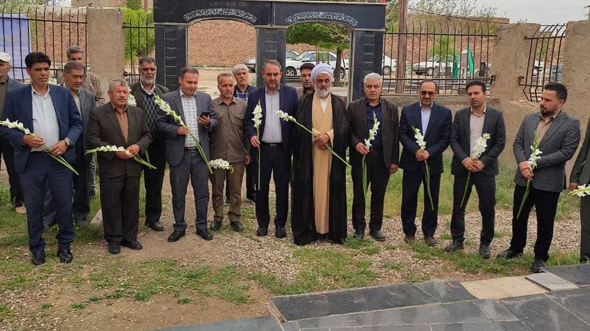 ادای احترام به مقام شامخ شهدای گلزار مطهر شهدای روستای علیشار