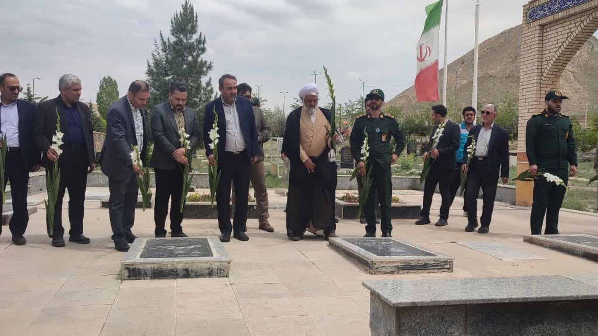 گلــباران گلزار مطهر شهدای شهر رازقان