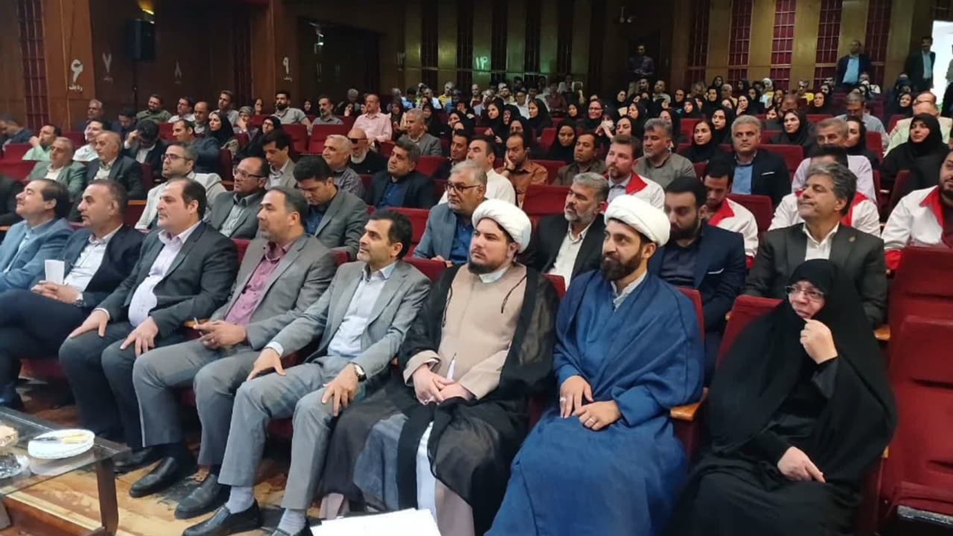 برگزاری ششمین همایش مجمع سلامت شهرستان ساوه با محوریت سلامت مردان و پویایی جمعیت
✔️ششمین همایش مجمع سلامت شهرستان ساوه با شعار «صیانت از مردان و جوانی جمعیت با کاهش عوارض حوادث ترافیکی» برگزار شد.
در این همایش که با حضور مفتح‌زاده، مدیرکل امور زنان و خانواده استانداری، دکتر حسینی، معاون استاندار و فرماندار ویژه شهرستان ساوه، جمعی از مسئولان شهرستانی، فعالان حوزه سلامت و نمایندگان نهادهای مردمی برگزار شد، بر ارتقای آگاهی عمومی درباره سلامت مردان و نقش پیشگیری از حوادث ترافیکی در حفظ پویایی جمعیت تأکید شد.