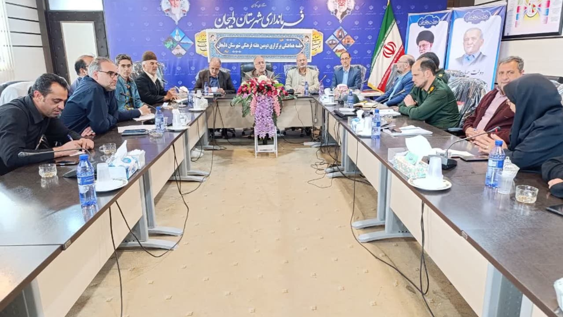 دومین جلسه هفته فرهنگی شهرستان دلیجان برگزارشد 

به‌ گزارش روابط عمومي اداره فرهنگ وارشاد اسلامی شهرستان دلیجان  جلسه هماهنگی برگزاری دومین هفته فرهنگی شهرستان دلیجان  در محل سالن جلسات فرمانداری برگزار گردید. 
 جلسه به ریاست  ابوالفضل قاسمی فرماندار وسایراعضا ومسئولین انجمن‌های فرهنگی هنری  برگزار گردید.
در ابتدای جلسه  سيد احمد رضوی دبیر دومین هفته فرهنگی شهرستان دلیجان ضمن تقدیر و تشکر از حضور کلیه حاضرین و تشکر از جناب آقای قاسمی فرماندار و همه مسئولین محترم ادارات از حمایت برنامه های فرهنگی هنری شهرستان در خصوص نام گذاری روز شهرستان دلیجان و برگزاری دومین هفته فرهنگی شهرستان دلیجان و برنامه های شاخص این هفته  گزارشی مبسوط ارائه نمود.
درادامه آقای یوسفی رئیس شورای اسلامی شهر دلیجان در خصوص نحوه کمک به فعالیت‌های فرهنگی و هنری و روال قانونی توضيحات لازم را ارائه نمودند و گفتند شورای اسلامی و شهرداری هم در برگزاری دومین هفته فرهنگی از هیچ کوششی دریغ نخواهند نمود.
سپس قاسمی فرماندار  از کلیه  مسئولین ادارات خواستند برنامه های دومین هفته فرهنگی خود را جهت جمع بندی به دبیرخانه دومین هفته فرهنگی شهرستان دلیجان ارسال نمایند .
دومین هفته فرهنگی شهرستان دلیجان بیستم تا بیستم ششم اردیبهشت برگزار خواهد شد.