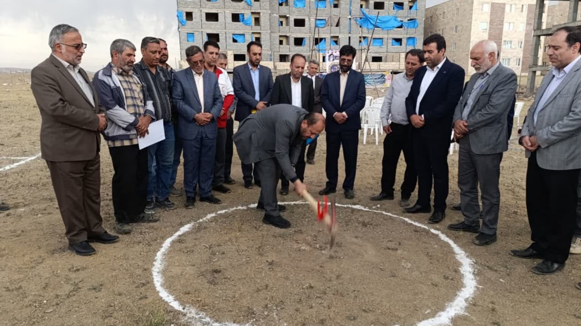 کلنگ زنی شروع فاز دوم مسکن کارگری شهرستان دلیجان 
زمینی به متراژ 5560مترمربع در7بلوک 84واحد
باحضور دکترنوروزی رئیس فراکسیون کارگری مجلس ومعاون کمیسون اجتماعی مجلس،ابوالفضل قاسمی فرماندار ،مهندس جلالی نماینده ،مدیران کل ،راه وشهرسازی،تامین اجتماعی ،کارورفاه استان مرکزی ورئسای ادارات مربوطه ورئیس انجمن صنفی کارگران ،وجمعی از مدیران و کارکنان ادارت  دلیجان برگزار شد