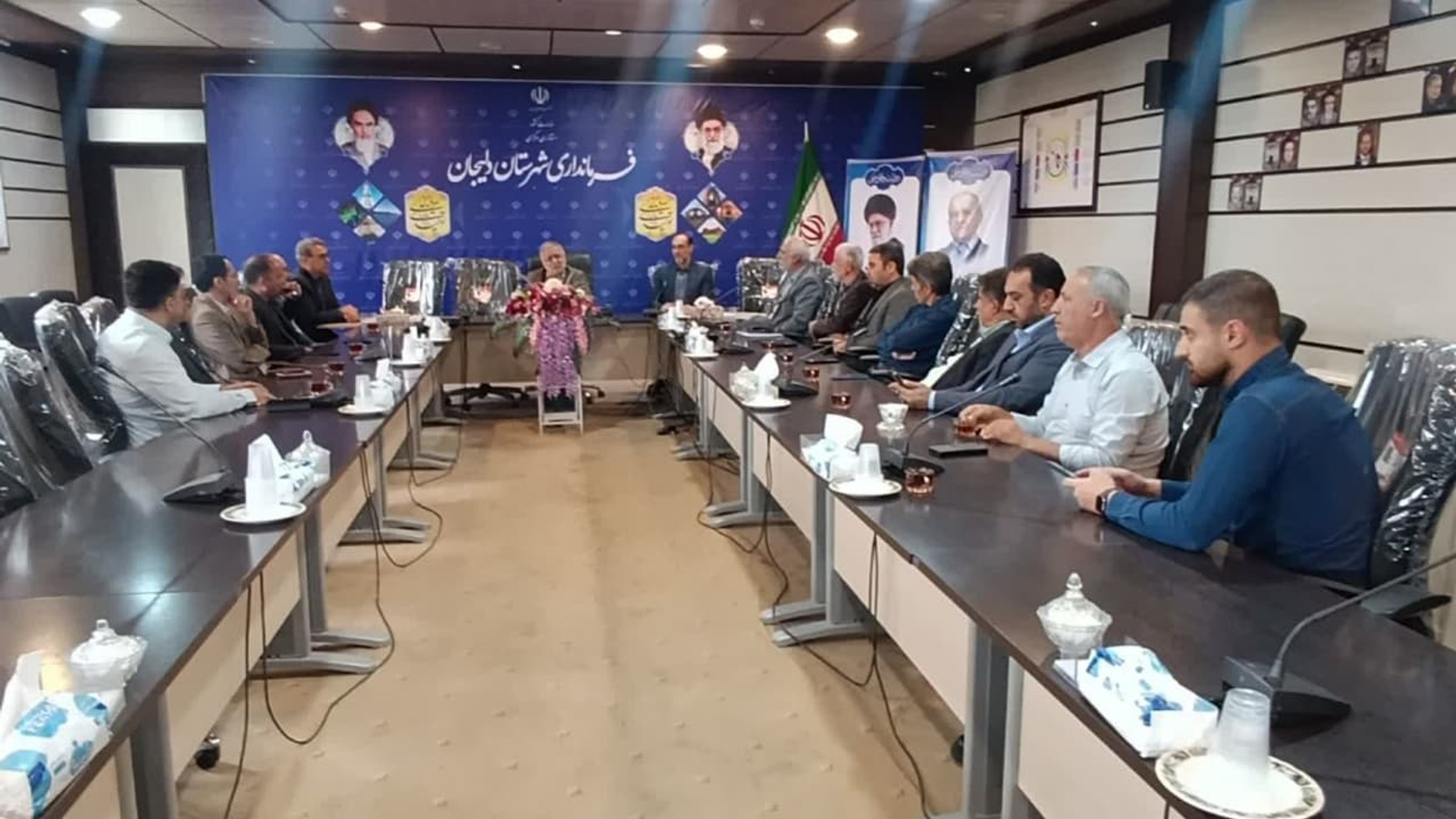 به مناسبت هفته کار و کارگر ادارات تابعه وزارت تعاون،کار و رفاه اجتماعی (تامین اجتماعی ،فنی حرفه ای،اداره تعاون ،کار و رفاه)،بهزیستی،صمت،نمایندگان کارگران،کارفرمایان،کانون بازنشستگان تامین اجتماعی ،انجمن های صنفی کارگری و کارفرمایی و تشکلات کارگری و کارفرمایی شهرستان دیدار کردند.
در این دیدار فرماندار شهرستان دلیجان ضمت تسلیت به جامعه کارگری به مناسبت درگذشت کارگران بندر شهید رجایی بندر عباس و مجروح شدن تعداد کثیری از این عزیزان ادامه دادند یکی از مهمترین اولویت های که می بایستی در واحد های صنعتی و تولیدی مد نظر قرار دهیم بحث ایمنی می باشد که می بایستی این مقوله مد نظر همه قرار گرفته شود.
در این نشست صمیمی تعدادی از نمایندگان نیز نقطه نظرات خود را ارائه نمودند.