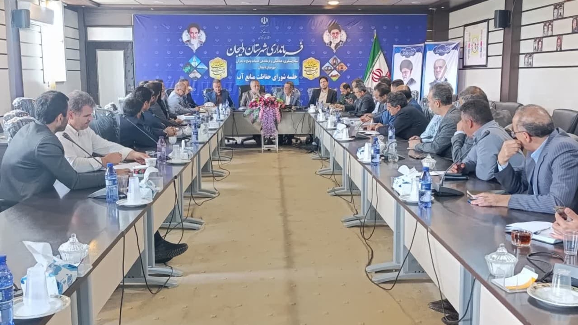 ✅️ جلسه شورای حفاظت منابع آب با محوریت احیاء پارک جنگلی ۱۵خرداد 
   با حضورابوالفضل قاسمی فرماندار ،مهندس اسدی مدیر عامل شرکت سهامی آب منطقه ای استان مرکزی ، مهندس محمد جلالی نماینده مردم شریف دلیجان و محلات درمجلس شورای اسلامی ، مهندس محمدی مدیر کل منابع طبیعی استان مرکزی ، محمد بافهم  دادستان شهرستان،وسایر اعضاء برگزارشد
درابتدا ابوالفضل قاسمی فرماندار اقدامات صورت گرفته را طی چندماه اخیر درخصوص پارک جنگلی توسط ادارات مربوطه صورت گرفته گزارش کردند.

🔹️در این جلسه بعد از استماع نظرات و اقدامات صورت پذیرفته جهت احیاء پارک جنگلی ۱۵ خرداد و برون رفت از مشکلات موجود که مهمترین آن بحث تأمین آب و نجات درختان پارک جنگلی از خشکی و آفات درختان بوده‌ توسط اعضای حاضر در جلسه عنوان و اعضای جلسه نسبت به‌ تشریح برخی برنامه های صورت پذیرفته پرداختند. 
🔹️همچنین دادستان عمومی و انقلاب شهرستان دلیجان نیز از پیگیری موضوع و رفع مشکلات و چالش‌های اداری تا زمان برقراری و دستیابی به آب بصورت مستمر برای آبیاری درختان پارک جنگلی ۱۵خرداد خبر دادند. 
🔹️سپس ساير اعضای حاضر در جلسه نيز هر کدام  نسبت‌ به‌ ارائه پیشنهاد و راهکارهای نجات پارک جنگلی پرداختند


1️⃣ مدیر کل منابع طبیعی استان مرکزی از صدور مجوز قطع درختان خشک و بیمار پارک جنگلی از سازمان منابع طبیعی کل کشور خبر داد و اعلام داشتند در فاز اول ۶۲ هکتار از درختان مذکور قطع و از پارک جنگلی خارج می‌شوند. این عملیات ظرف مدت ۲۰ روز آینده عملی و اجرا خواهدشد