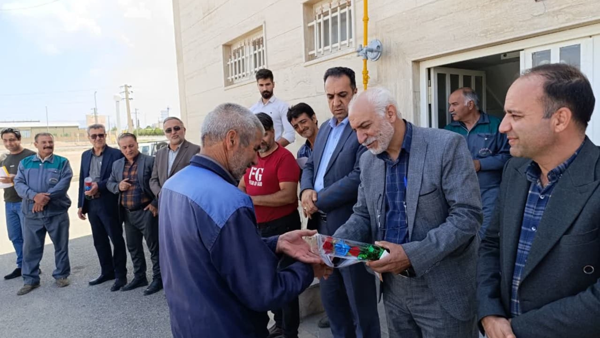 حضور ابوالفضل قاسمی فرماندار شهرستان دلیجان در شرکت شهرکهای شهرستان به مناسبت روز کارگر وتقدیر از کارگران شرکت شهرکها
روز پنج‌شنبه مورخ 1404/02/11
ابوالفضل قاسمی فرماندار ،معصومی رئیس اداره کار،دکتر عسلی رئیس تآمین اجتماعی،سلیمانی رئیس صنعت ومعدن،رحیمی رئیس اداره بهزیستی شهرستان،به اتفاق جمعی از کارشناسان ادارات  ذکرشده صبح روز پنج شنبه به مناسبت روزکارگردر شرکت شهرکهای صنعتی شهرستان دلیجان حضور یافته وبا اهدا گل ولوح تقدیر از کارگران تقدیر و تشکر نمودند