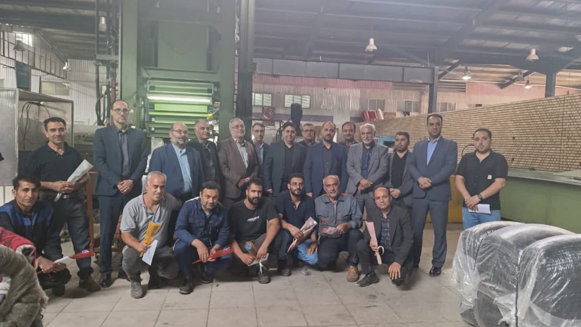 حضور ابوالفضل قاسمی فرماندار شهرستان دلیجان در شرکت الیاف ترمه صدف وشرکت صدف نخ  شهرستان به مناسبت روز،کارو کارگر وتقدیر از کارگران 
ابوالفضل قاسمی فرماندار ،معصومی رئیس اداره کار،دکتر عسلی رئیس تآمین اجتماعی،سلیمانی رئیس صنعت ومعدن،رحیمی رئیس اداره بهزیستی شهرستان،به اتفاق جمعی از کارشناسان ادارات  ذکرشده صبح روز پنج شنبه به مناسبت روزکاروکارگردر شرکت الیاف ترمه صدف وشرکت صدف نخ شهرستان دلیجان ، حضور یافته وبا اهدا گل ولوح تقدیر از کارگران تقدیر و تشکر نمودند