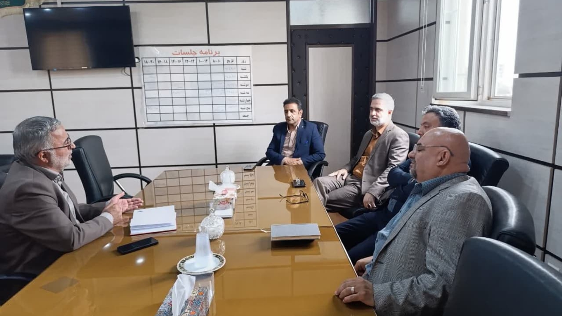 دیدار دکترفخاری مشاور رئیس سازمان اموراداری و استخدامی کشور با ابوالفضل قاسمی فرماندار 
دکتر فخاری مشاور رئیس سازمان اموراداری و استخدامی کشور ،دکتروکیلی کارشناس سازمان اموراداری و استخدامی کشور ،دکتر طاعتی رئیس برنامه بودجه وتحول اداری استانداری مرکزی با ابوالفضل قاسمی فرماندار دیدار ودرخصوص مشکلات اداری ،پرسنلی،ومجتمع اداری باهم گفتگو کردند