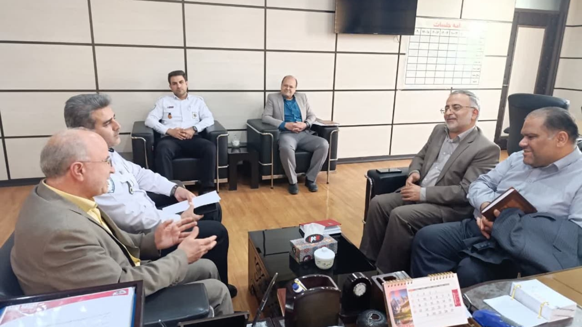 دیدار دکتر بختیاری رئیس معاون توسعه دانشگاه علوم‌پزشکی استان ،دکتر ایران نژاد رئیس اورژانس استان مرکزی،دکتر اسحاقی رئیس شبکه بهداشت و درمان شهرستان دلیجان و کارشناسان بهداشت و درمان استان با ابوالفضل قاسمی فرماندار 
در خصوص بررسی مشکلات ومسائل حوزه بهداشت  شهرستان وموارددیگر گفتگو کردند