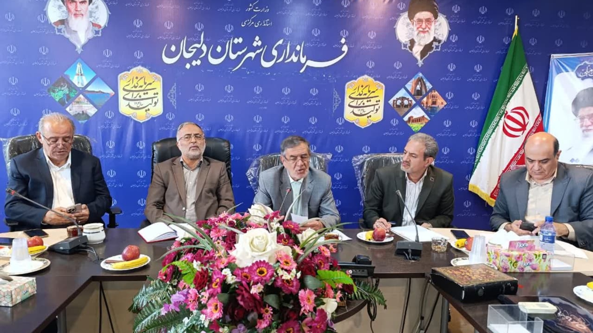 جلسه شورای راهبری خوشه صنعتی عایق‌های رطوبتی شهرستان دلیجان به ریاست قاسمی فرماندار شهرستان و با حضور نماینده مجلس ، رییس اتاق بازرگانی استان، مدیرعامل شرکت های صنعتی استان،  معاونین سازمان صنعت معدن و تجارت و سازمان استاندارد و اعضای هیأت مدیره انجمن عایق های رطوبتی و مدیران و کارشناسان ادارات مرتبط برگزار شد. 
افزایش و جهش بی منطق قیمت قیر در سال های اخیر(۱۳۰۰درصد در ۵ سال)، لزوم تسریع در تدوین و ابلاغ استاندارد ملی عایق های رطوبتی ،مشکلات ناشی از قطع برق و کمبود سوخت موتور برق واحد‌های صنعتی ،  پرداخت یارانه نقدی به واحد‌های متقاضی شرکت در نمایشگاه های مصالح ساختمانی ، پرداخت تسهیلات سرمایه در گردش به واحد‌های متقاضی با توجه به ابلاغ ۲۵۰ میلیارد تومان تسهیلات تبصره ۱۸، 
لزوم مساعدت دولت برای تامین قیر مورد نیاز واحد‌های تولید عایق با قیمت متناسب با توان مصرف کننده داخلی، لزوم راه اندازی نمایندگی سازمان استاندارد در شهرستان دلیجان ،جلوگیری از صدور مجوزهای جدید برای تولید عایق با توجه به ظرفیت خالی مانده اکثر واحد‌های موجود، اهتمام واحد‌های این خوشه صنعتی برای تولید محصولات جدید عایق رطوبتی و فاصله گرفتن از محصول سنتی فعلی از اهم موارد مطرح شده بود.
همچنین در این جلسه عنوان شد که از ۱۱۵ واحد دارای مجوز خوشه صنعتی عایق رطوبتی شهرستان دلیجان،  ۸۵ واحد فعال هستند.