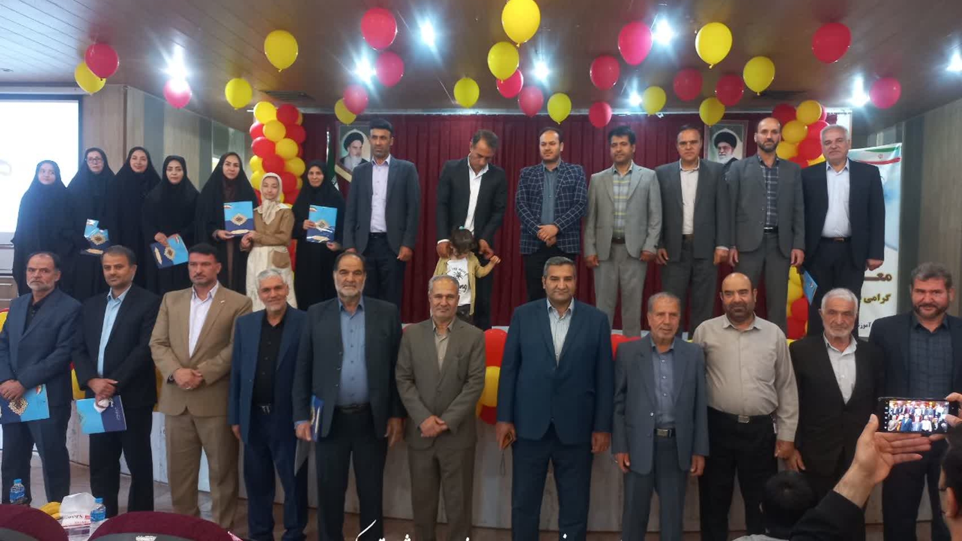 گزیده تصاویر تجلیل از فرهنگیان برگزیده استانی و منطقه ای و مدیران پیشین آموزش و پرورش شهرستان کمیجان