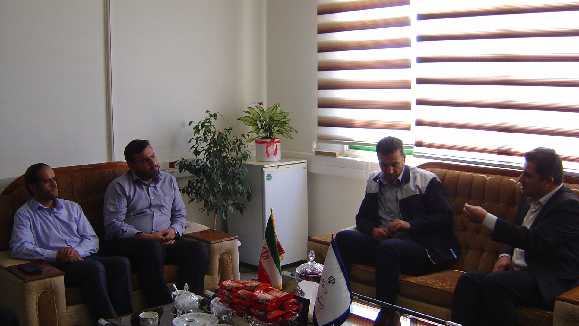 نشست آقای برنج زاده مدیرکل امنیتی و انتظامی با تعدادی از نمایندگان کارگران شرکت آلومینیوم سازی در روز سه شنبه مورخ 1404/02/23