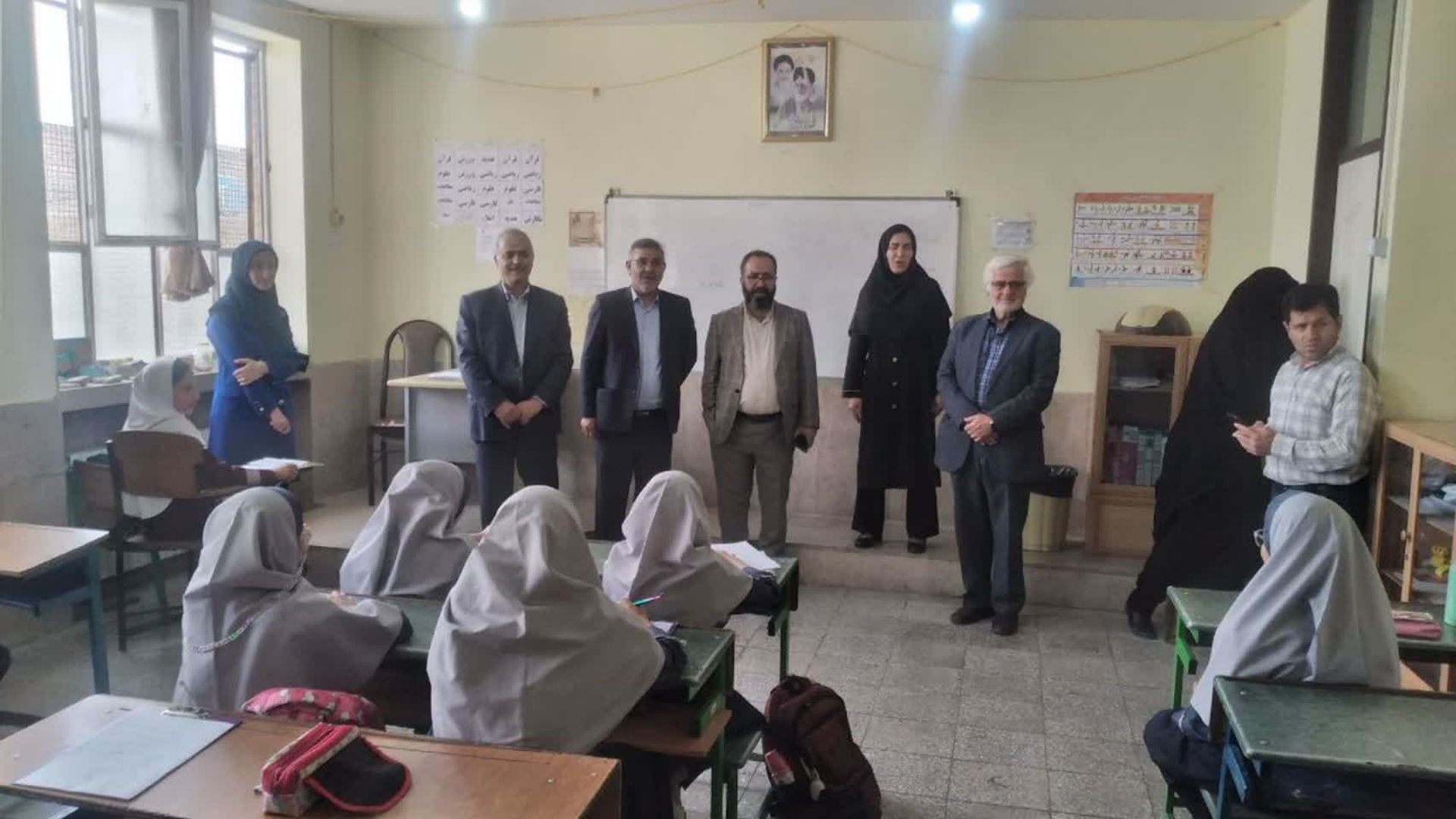 بازدید دکتر حمیدی فرماندار شهرستان اراک از دبستان دخترانه رضوان