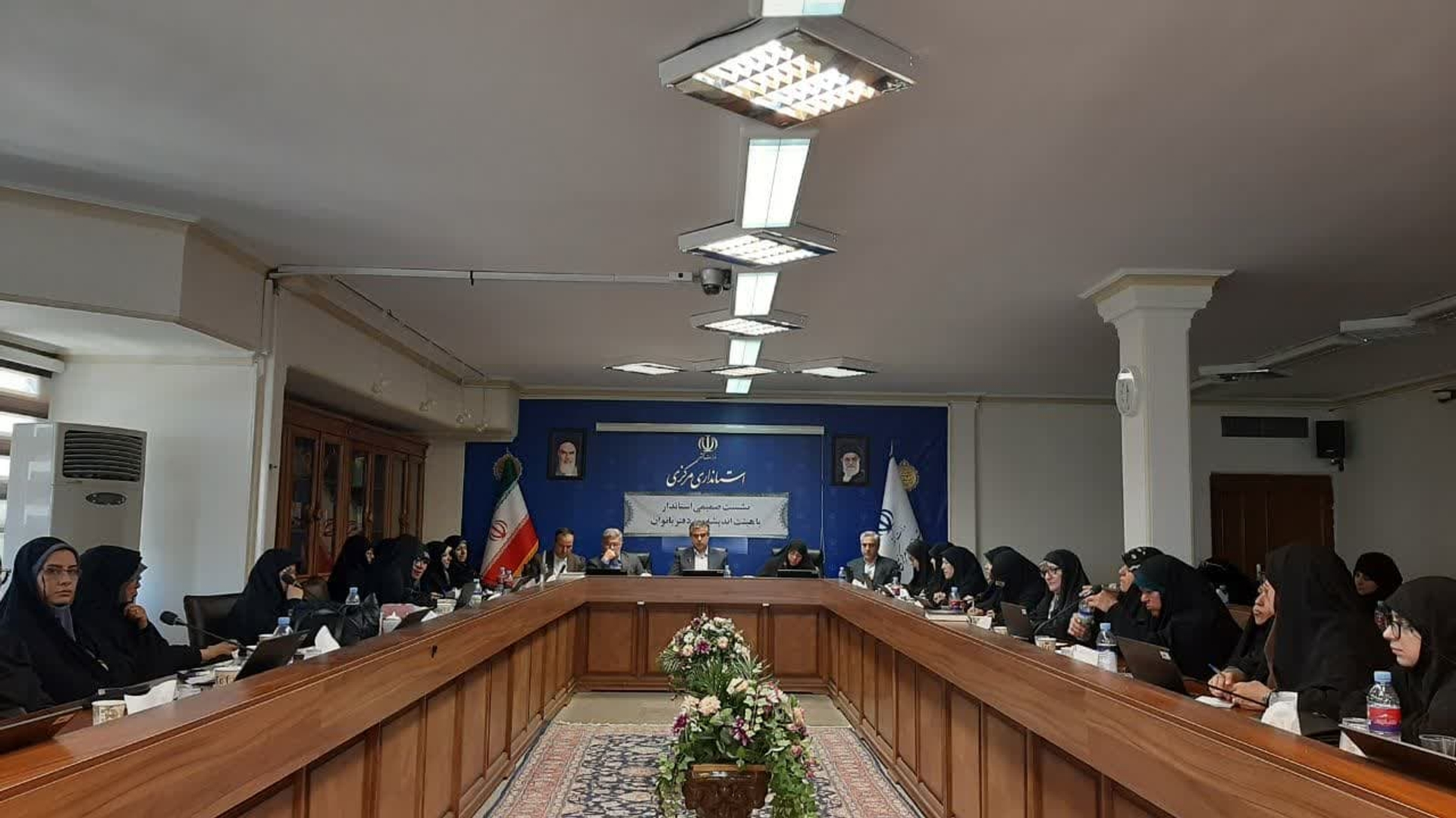 نشست هیئت اندیشه‌ورز امور بانوان با استاندار مرکزی/ طرح دغدغه‌هایی در حوزه زنان و خانواده 

🔹نشست صمیمی اعضای هیئت‌ اندیشه‌ورز دفتر امور بانوان و خانواده استانداری مرکزی با دکتر "مهدی زندیه‌وکیلی" با حضور قمری معاون سیاسی، امنیتی و اجتماعی استاندار ،مفتح زاده مدیر کل دفتر امور زنان و خانواده ،حاجی علی بیگی مدیر کل سیاسی ،انتخابات و تقسیمات کشوری و باقری مدیر کل دفتر امور اجتماعی و فرهنگی در محل سالن جلسات امیرکبیر استانداری برگزار شد.

در این نشست مسئواین کمیته‌های تخصصی هیئت اندیشه‌ورز امور بانوان و جمعی از حاضرین در فضایی صریح و صمیمی به بیان بی‌واسطه دغدغه‌ها، مطالبات و پیشنهادات خود با مقام عالی دولت در استان پرداختند و در ادامه استاندار مرکزی ضمن استقبال از موضوعات مطرح شده، دیدگاه‌های خود در حوزه‌ امور بانوان را تبیین و بر فراهم‌سازی بستر فعالیت اجتماعی و شکوفایی استعداد زنان در عرصه‌های مختلف تأکید کرد.

شنبه ۲۷ اردیبهشت