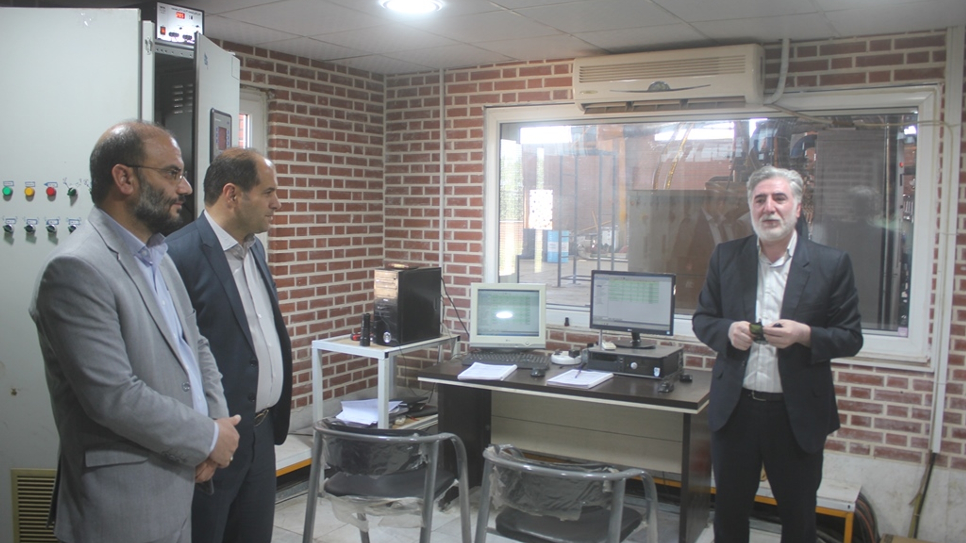 فرماندار و اعضای شورای تامین از نیروگاه chp (تولید برق از انرژی گاز ) شهرستان خمین بازدید کردند