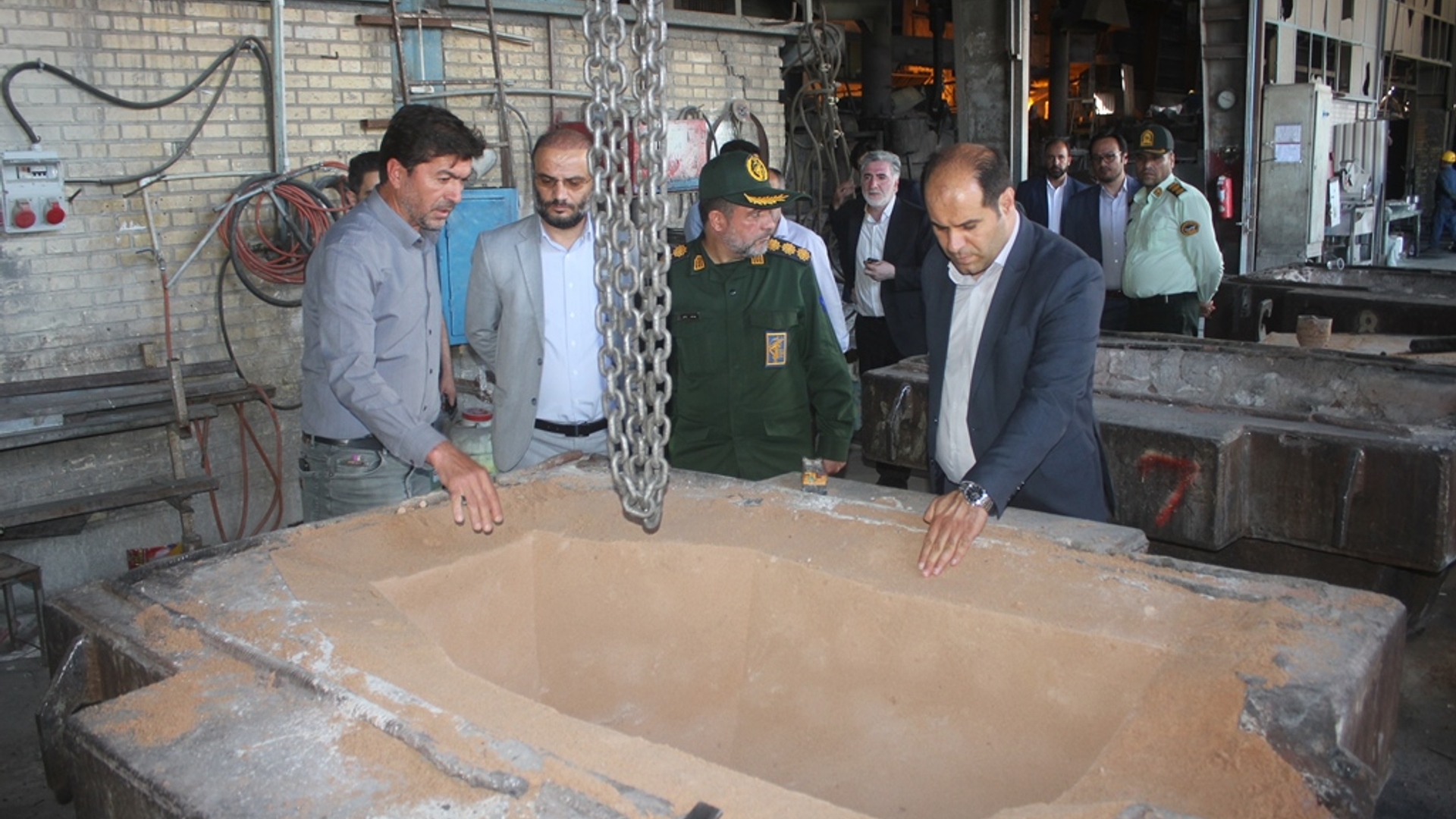 فرماندار و اعضای شورای تامین از شرکت ذوب بریس شهرستان خمین بازدید کردند