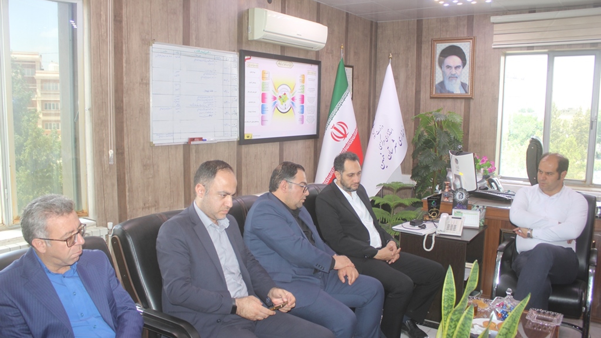 نشست فرماندار با سرمایه گذار بخش خصوصی در حوزه انرژی خورشیدی برگزار شد