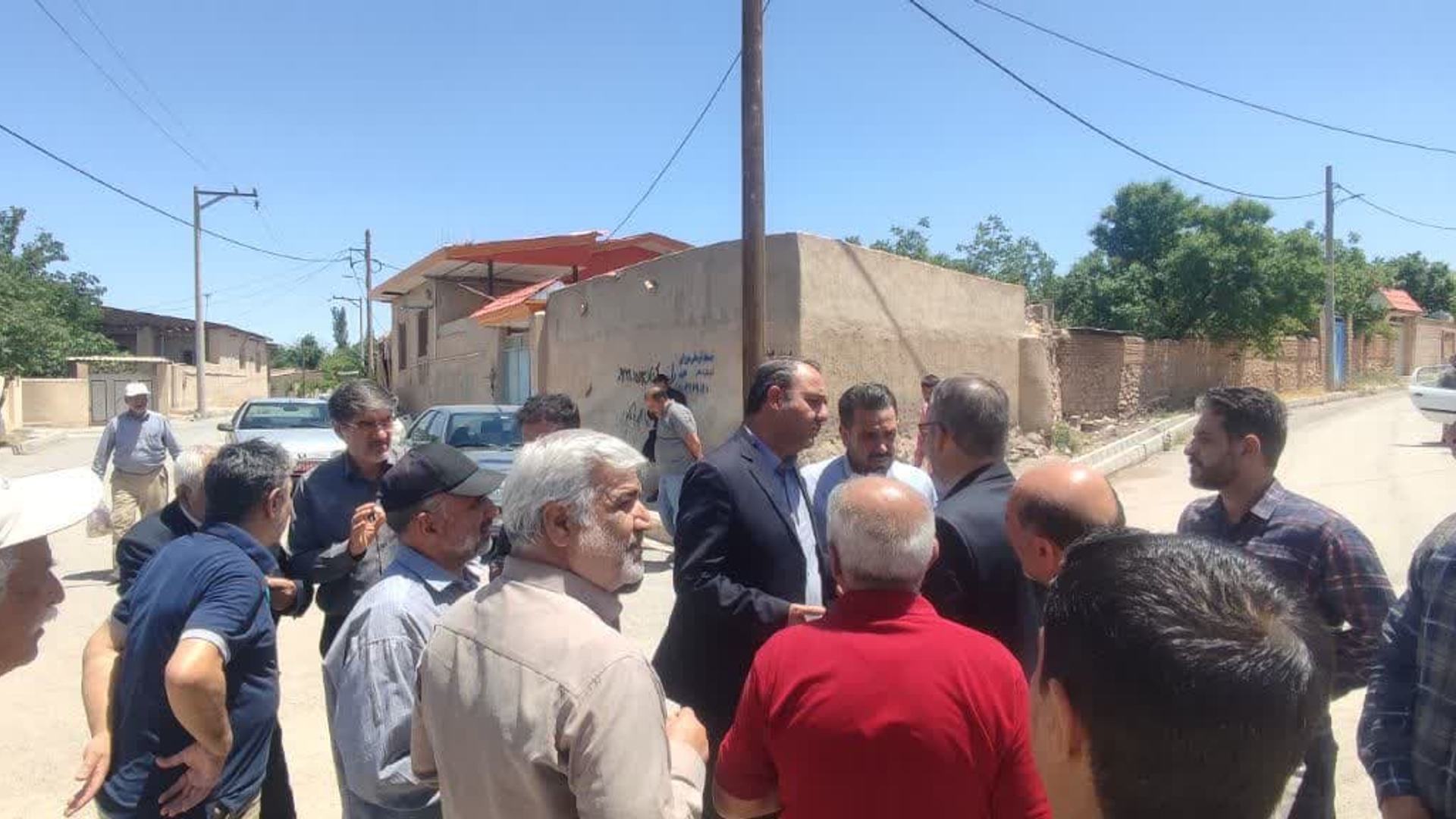 بازدید فرماندار از روستای وسمق از توابع بخش خرقان در راستای رفع مشکلات روستا