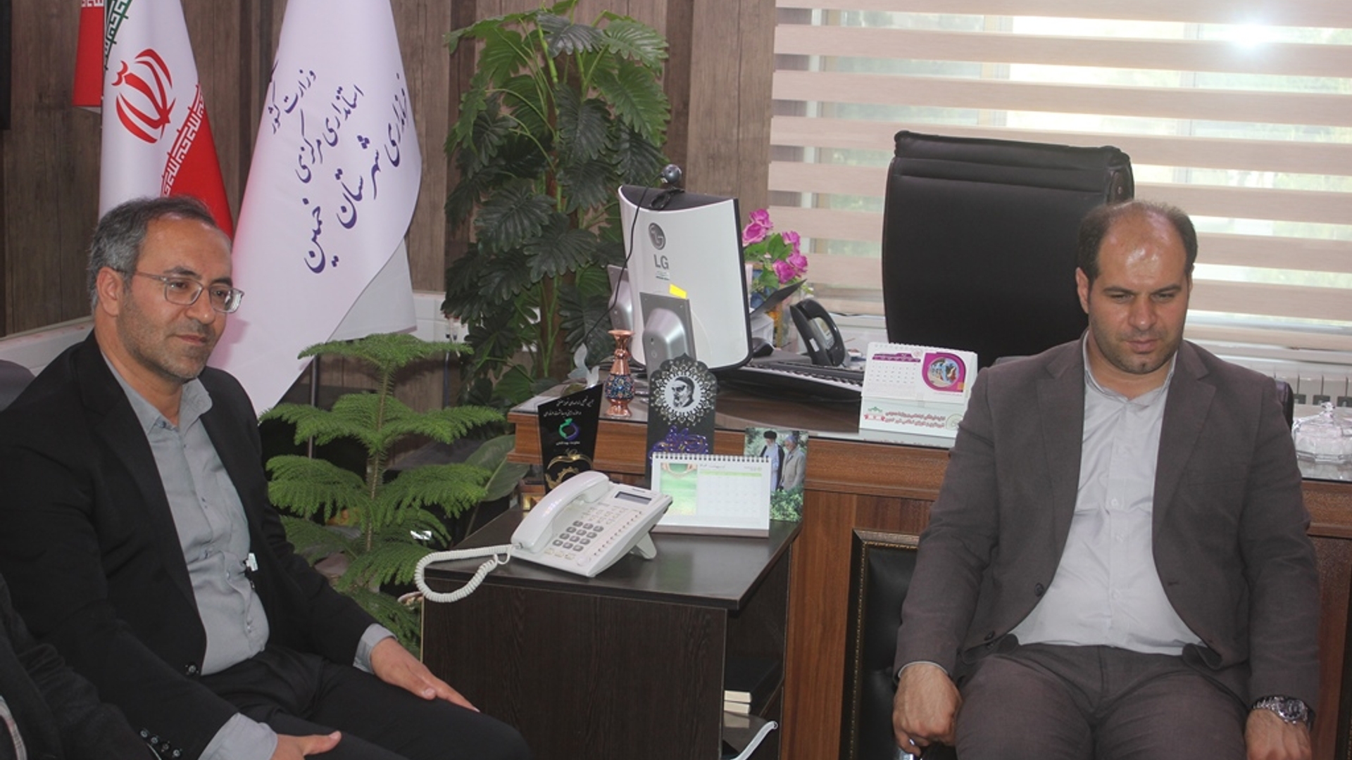 نشست هم اندیشی مشاور استاندار و مسئول هماهنگی امور ایثارگران استانداری با فرماندار و فرزندان شاهد فرمانداری خمین برگزار شد